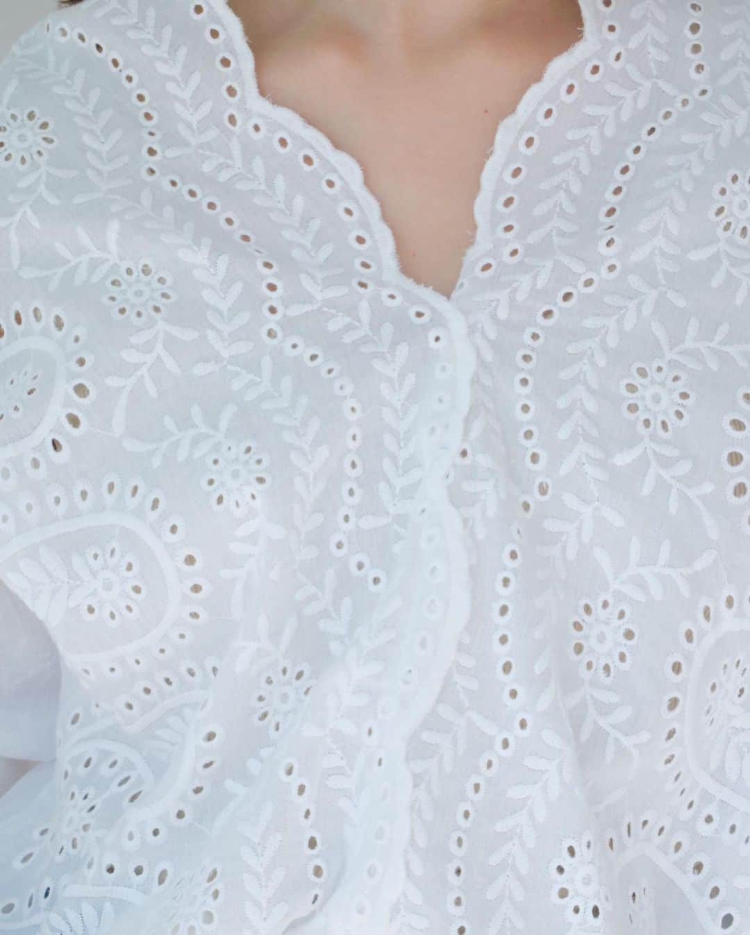 田中亜希子さんのインスタグラム写真 - (田中亜希子Instagram)「@fifth_store の#コットンレースVネックブラウス ホワイトMサイズです。  今となっては近くに買い物へ行くだけでも、ほんのりおしゃれはしていきたい。 一日中部屋着じゃ気分もシャキッとしないですもんね＾＾ 可愛らしいコットンレースには 紫外線も気になってきたのでサングラスを合わせて大人らしくしてみました。  インナーはベージュを着ています＾＾ @editsheen_store の#サークル型かごバッグ で軽快に。2年目も合わせやすくて大活躍です♡  #fifth #fifthtl #フィフス  #editsheen #エディットシーン #プチプラ #低身長 #プチプラコーデ #低身長コーデ #低身長コーディネート #おちびの輪 #おちびコーデ #ママコーデ #カジュアル #フェミニン #bag #バッグ #今日のコーデ #ブラウス#白ブラウス#コットンレース」4月10日 17時32分 - akiico