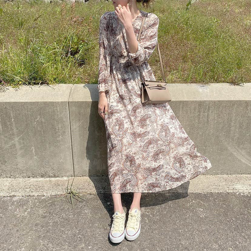 のインスタグラム：「・ @fifth_store のエスニックプリントカシュクールワンピース🌷 ・ 淡い色のエスニック柄が春らしくて、ウエストのゴムの位置が高めなのでスタイルアップの効果もあります✨ 身長164cmの私はMサイズを着てます🌸 ・ そしてバッグは @editsheen_store のフロントミニベルトショルダー💫 ・ ショルダーバッグは本当使えるし、このモカの色も可愛い💛 ・ 今日40%OFFクーポン出てました☆ ・ そして❣️ 5月8日(金) にfifthがJosie's RUNWAYとコラボするみたいなんだけど✨✨ 楽しみだなー♪ ・ #fifth #fifthtl #フィフス #EditSheen #エディットシーン #バッグ #BAG #エスニックプリントカシュクールワンピース #フロントミニベルトショルダー #トレンド #ワンピース #160cm以上コーデ #ワンピースコーデ #春コーデ #コーデ #ファッション #fashion #ootd #coordinate」