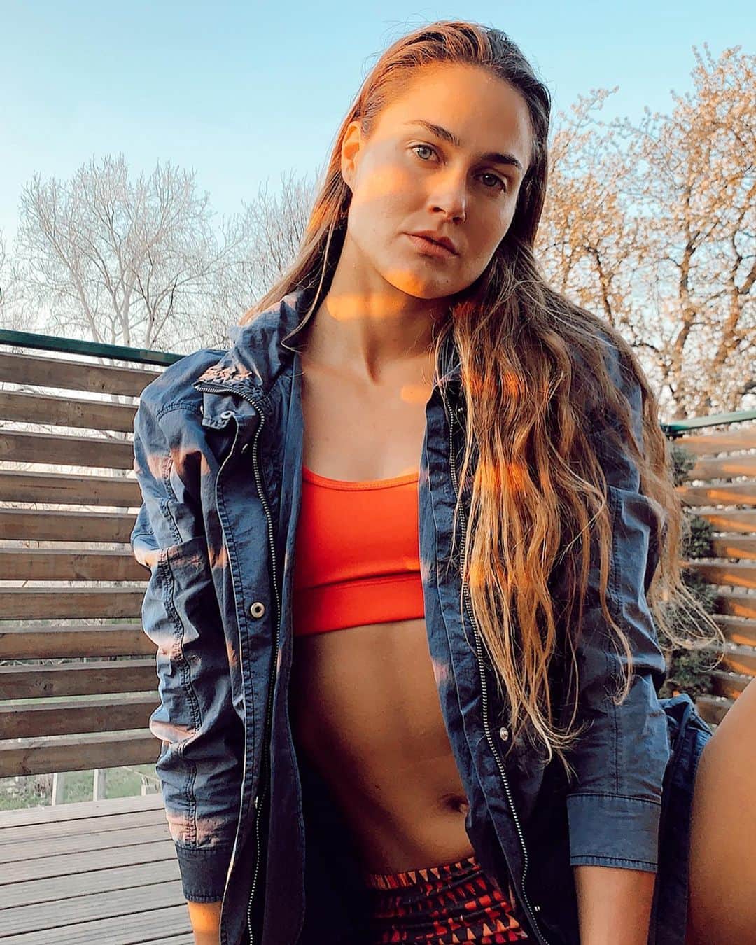 ズザンナ・ヤカボスのインスタグラム：「szerintem többé engem senki sem fog látni vásárolgatni, annyira megszokom itt a házhoz szállítást.  hehe😹🦖😅 széldzsekim @gasjeans ők is ingyen szállítanak most 💋 . . . . #getfit #getfitstayfit #stayhome #homeworkout #healthylifestyle #workout #workoutmotivation #workoutroutine #getitdone #gasjeans #gastories」