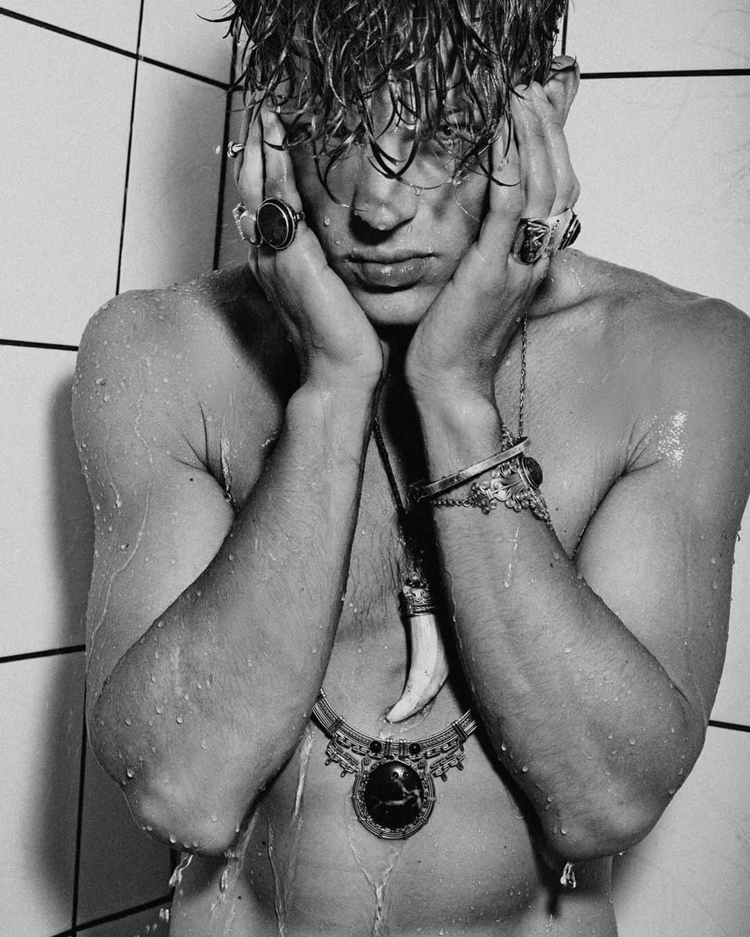 セバスティアン・ソーブのインスタグラム：「DRIP TOO HARD💧 - A shot for @perfectmanmag 📸 @tymurdeina 👔 @davilla_nyc」