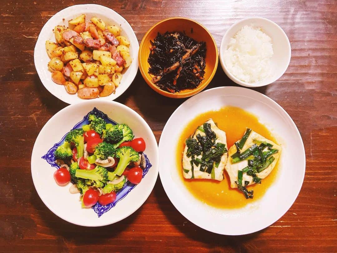 和田安佳莉のインスタグラム：「おうちごはんコレクション。 なんだか逆に健康になれそう。 . #ご飯 #おうちごはん #健康 #自炊 #お家ご飯 #コロナに負けるな #おうち時間 #料理 #野菜 #炊き込みご飯 #美味しい #外食生活からの脱却」