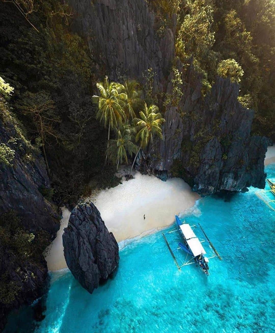 High Life Magazineのインスタグラム：「Secret island, Philippines!❤️」