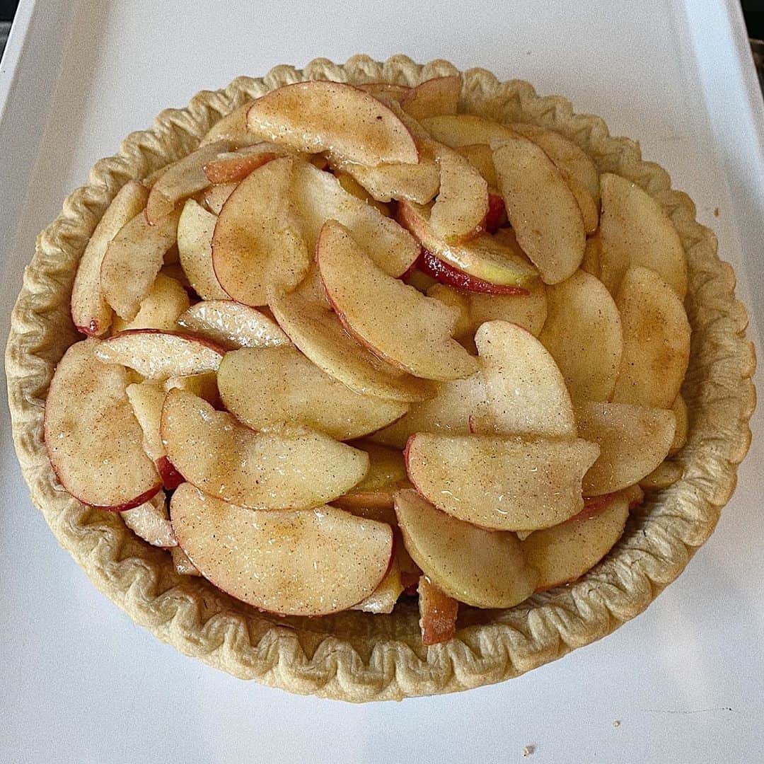 ダニエル・パナベイカーのインスタグラム：「“An apple a day...” this applies to pies too, right? 😋」