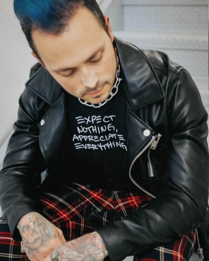ニック・マーティンのインスタグラム：「Surprise! Just launched a few items that’ll be available for pre-order for the next 7 DAYS ONLY! One of the available items is this shirt that says “Expect Nothing, Appreciate Everything”. I’ve been wanting to release this for awhile now & felt that this phrase was suiting now more than ever, but it’s a phrase I’ve constantly come back to. We’re all guilty of “expecting” things from the outside world - expecting validation/love from people, expecting something (or someone) to change, expecting someone/something to make YOU feel happy, expecting tomorrow to be better than today, etc. I learned over the years that setting expectations when it comes to things I can’t control was unfair & unhealthy, but more importantly, it got in the way of being appreciative for what I already had, or what was around me. Focusing on our own expectations for outside forces tricks us into losing our ability to be understanding that we’re all doing what we believe is best for us as individuals - plain and simple, disappointment is a healthy part of life. Let’s not fixate on what we can’t control, but let’s embrace what comes to us. . We’re human beings. I’m still guilty of building expectations with others, and I’m also guilty of building unrealistic expectations with myself. I’ve learned to be grateful & appreciative for the things in my life I have control of. That keeps me grounded & keeps me positive. Being appreciative of everything around me, big or small. It’s easy to lose sight of the amazing shit we already have. Focus on the good. Do you. . This shirt + other new goodies are available at the link in my bio. Much love ✌🏽 #ExpectNothing #AppreciateEverything #MuchLove #DontBeAnAsshole #FridayVibes」