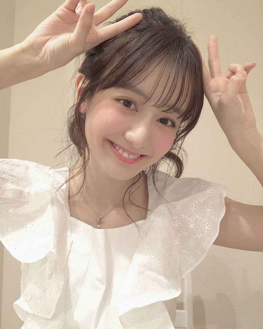 中川梨花さんのインスタグラム写真 - (中川梨花Instagram)「. 早朝投稿いぇいいぇーい！！✌︎ . . . . #followｍe #チャイボーグメイク #shima #ヘアアレンジ #ポニーテール #fashion #春服 #白ワンピース #ガーリーコーデ #デート服 #paulandjoe #toofaced #3ce #mac #lissiboutique #韓国ファッション #赞 #粉我 #照片 #时装  #팔로우환영 #팔로미 #코디 #여친룩 #셀카그램 #메이크업 #뷰티스타그램 #모델 #팔로우미 #패션스타그램」4月11日 4時15分 - rikanakagawa_official