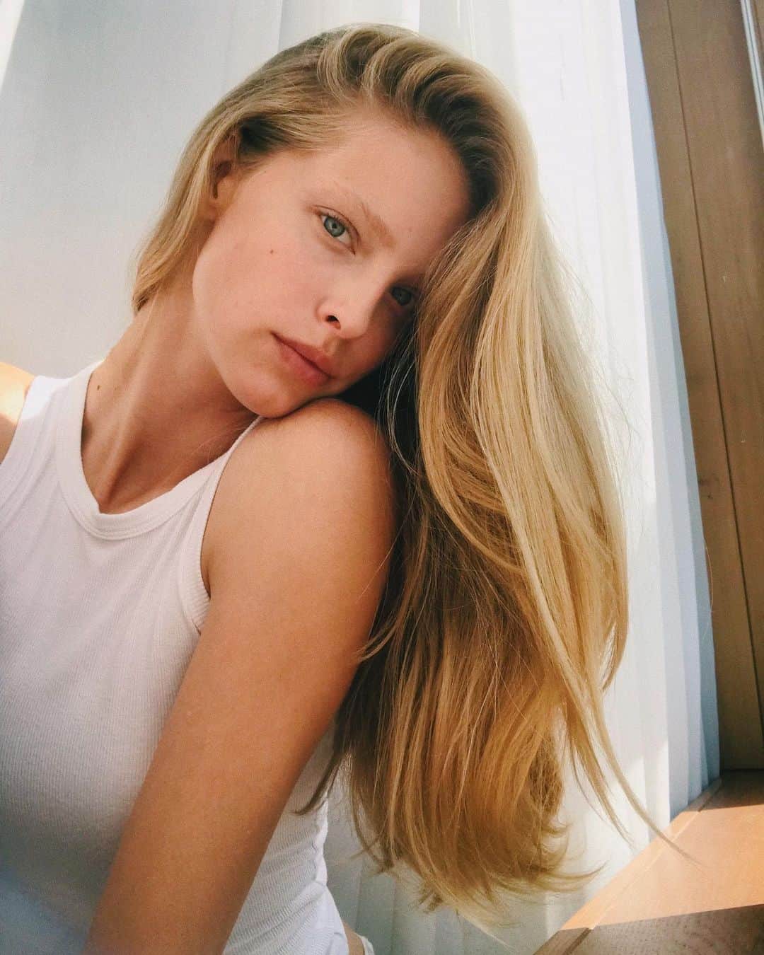 アビー・チャンピオンのインスタグラム：「staying inside 🤍 reading, coloring, baking. What is everyone doing? I need more ideas 🤷🏼‍♀️」