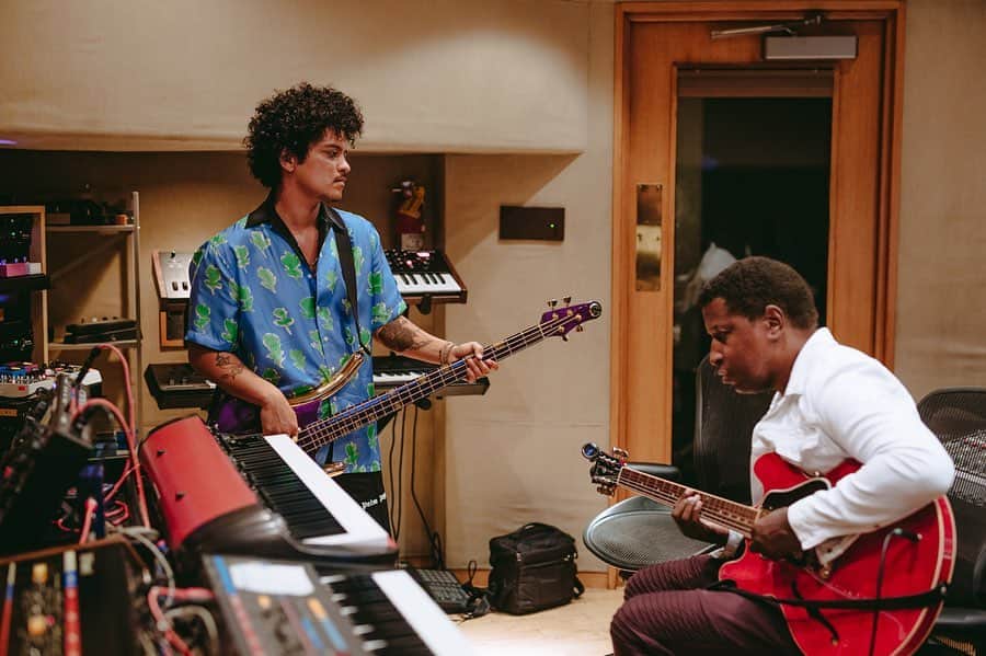 ブルーノ・マーズのインスタグラム：「If you’re ever feeling yourself as a song writer take a look at BabyFace’s catalogue and it will quickly remind you that you ain’t shit! Happy Birthday to one of the greatest! I call him The Teacher. AKA @babyface 🙌🥂」