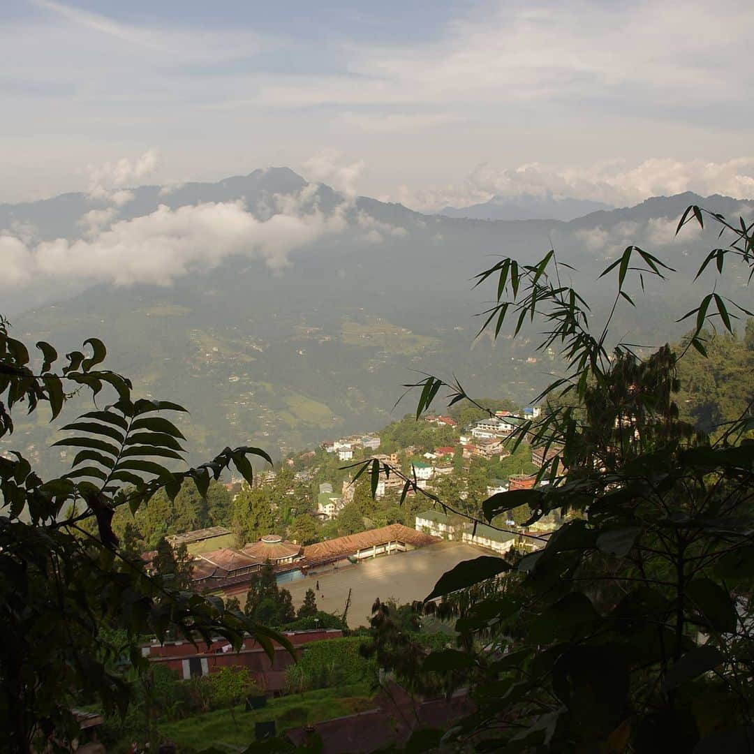 山下晃和さんのインスタグラム写真 - (山下晃和Instagram)「【TRAVELBYBIKE】「苦しみの向こうに。」 2014年10月12日早朝撮影。  インドの山奥シッキムへ。紅茶で有名なダージリン北部。約1ヶ月かけて自転車でネパールを一周した後の話。  強烈な日差しのタライ平原を抜けたあと、思いのほかインド国境で時間（ビザの関係）を要し、日が暮れる前にゲストハウスに着きたかったので、猛烈に漕いだ。 脚は疲れていたはずも、国境を越えた喜びのほうが勝り、アドレナリン全開だった。  その次の日にここへ。  エベレスト、K2に次ぐ世界第3位の名峰カンチェンジュンガ（標高8,586m）を眺められるHanumanヒンズー寺院から眼下に見えた町を一眼レフで捉えていた  どこからかお香の煙が流れて来て、雨上がりの木々の匂いとミックスしていた  長い時間苦しみに耐えた後に見る美しい景色は、筆舌に尽くし難い  #きっと美しい景色が待っている #希望を持って #峠を越えてみせよう #旅サイクリスト #トラベルライター #worldbiketrip #自転車旅 #bikeandcamp #travelbybike #2014年 #biketouring #bicycle #自転車 #touring #ツーリング #自転車ツーリング #ランドナー　 #nepal #India #Bangladesh  #Asia #PENTAX #KX #ペンタックス #TRAVELPHOTO #一眼レフ #CAMERA」4月10日 19時31分 - travel_akikazoo