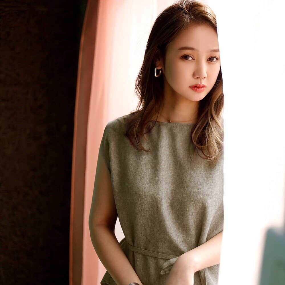西本早希のインスタグラム：「・ titivateの2020 Spring summer！ 第二弾が公開されました 🌻！ ぜひぜひ見てくださーい 🕺🏻 (ひさびさにヘアメイクしてもらって☺️) ・ ・ LOOK3の大人っぽく着れる赤のワンピースが  普段自分では選ばない色で 形も可愛かったな〜 🍅 ・ #titivate #ティティベイト #titivatestyle」