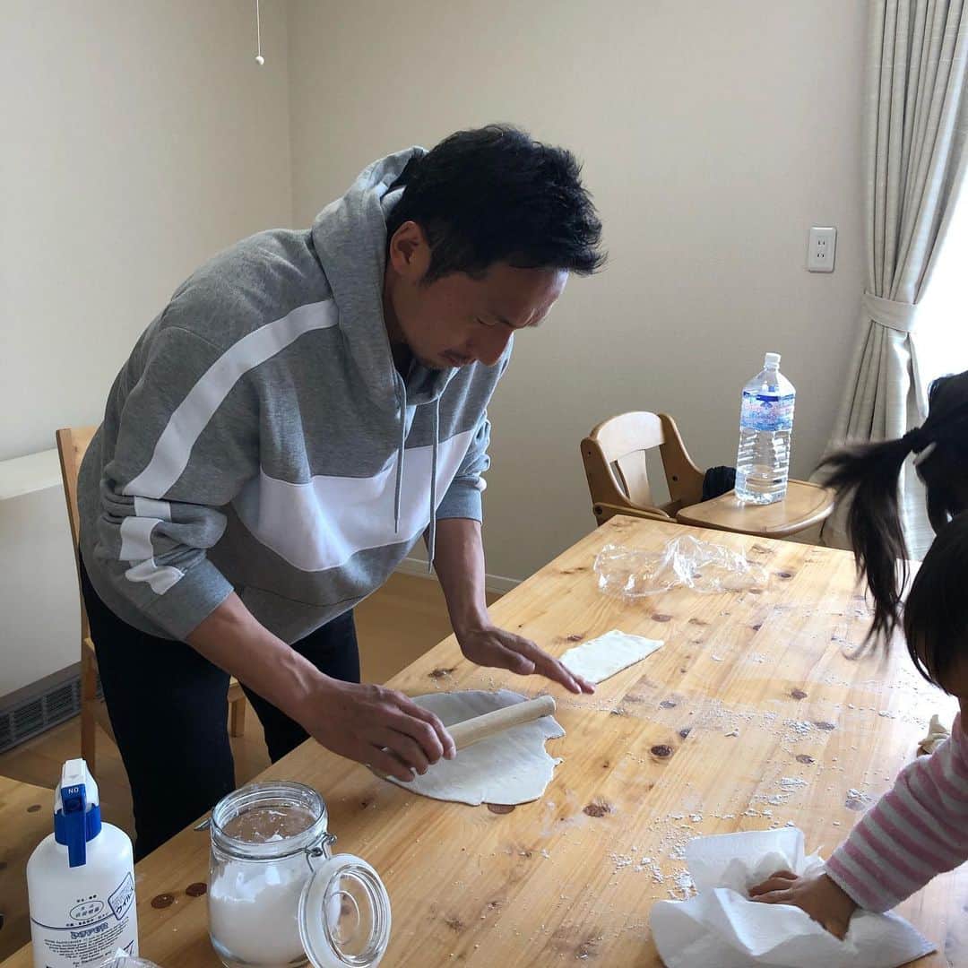 のインスタグラム：「おうち時間  うどん作り  だいぶ見た目は良くないけど味はなかなか🥢  さて次はどーしよーかな😑  何かアイデアくださーい🤗  #うどん作り #タイムラプス使ってみた #おうち時間 #次なにしよかな #結局最後は #flowin #おかずちゃんとやってるか」