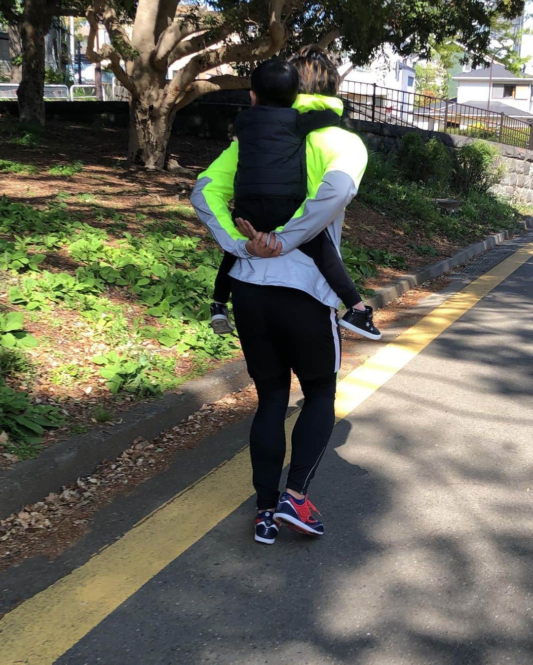 山口俊さんのインスタグラム写真 - (山口俊Instagram)「帰国後2週間が経ったので子供とランニング！ 子供のストレスもMAXだったらしい！w  #久々のランニング #走れるって幸せ#鈍った体を起こす #トレーニング」4月10日 19時35分 - shun.yamaguchi_official