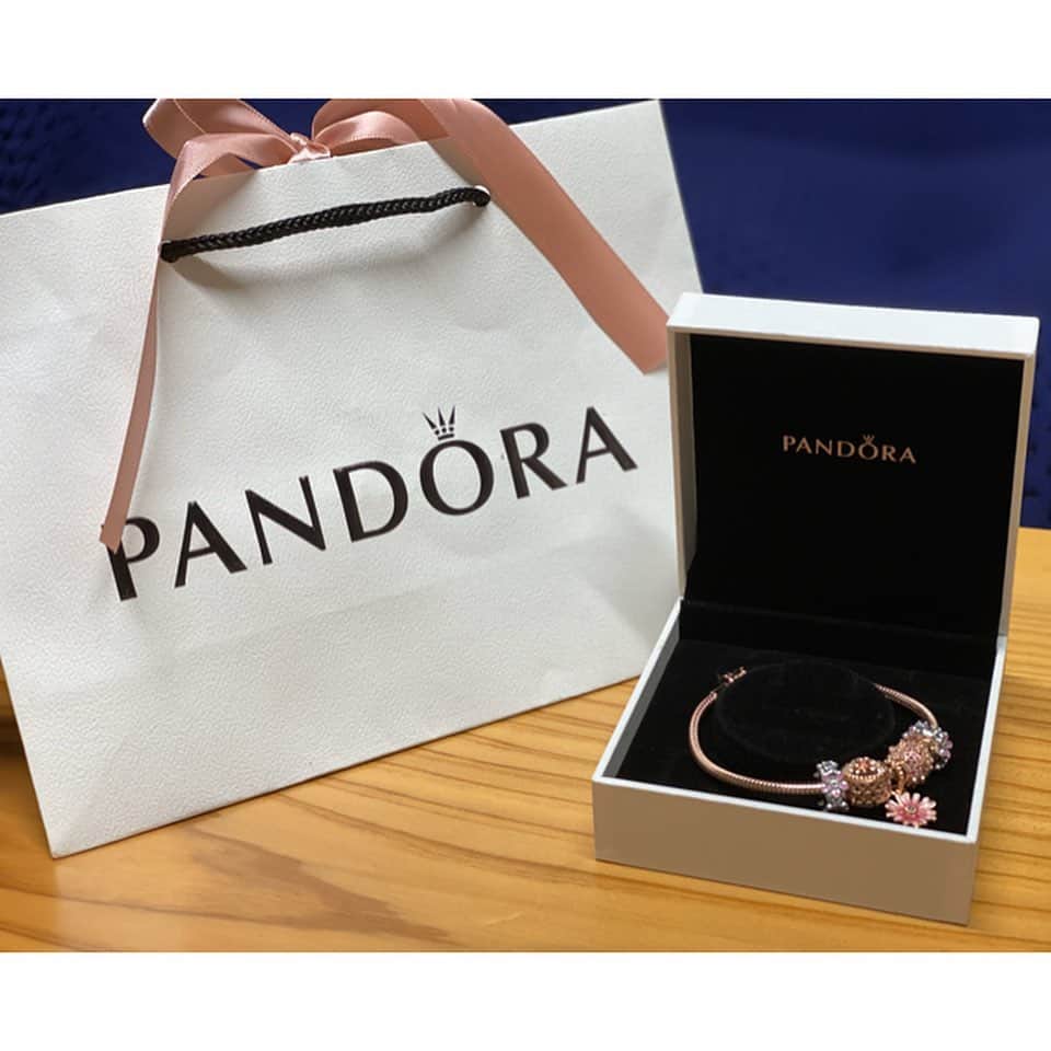 加藤未唯さんのインスタグラム写真 - (加藤未唯Instagram)「@theofficialpandora の新作をお届けします🌸💓 ガーリーなフラワーモチーフにキュンとします🌺❤️ 可愛いブレスレットをありがとうございます💕✨ #pandora #PandoraCharm #PandoraGarden #jewelry #accessory #パンドラ #ブレスレット #アクセサリー #ジュエリー」4月10日 19時42分 - miyukato1121