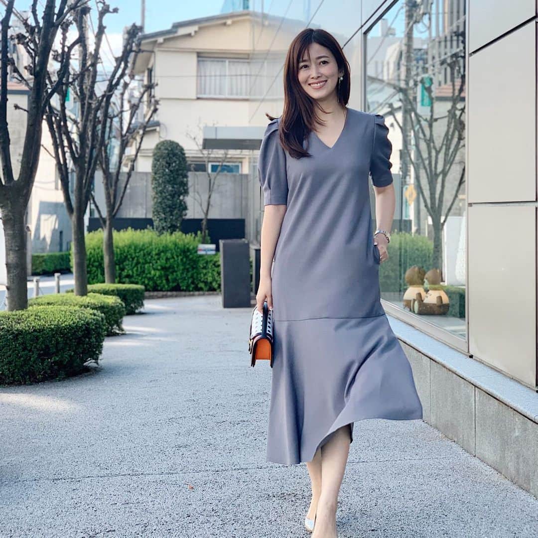 のインスタグラム：「. 天気の良い日に撮った、 お気に入りのヒールかつかつコーデ♡ . カーヴィー見えする計算シルエットのこのワンピが好き。 この日はヒールを合わせて。 . . 【以下長文です】 今季HASOLASはコロナウィルスの影響を沢山受けました。 . 楽しみにしていた展示会やPop-upの中止。 工場が閉鎖され資材調達も困難な中、沢山の作り手の皆さんが大変な思いをしながら、やっとの思いで仕上げてくれた服ばかり。 悔しい思いの中、発売に至らなかったものもあります。 …ここに書けない事もいっぱい🙊 . . だけど袖を通せばそんな背景は微塵も感じさせない、いつも通りの綺麗な仕上がり&シルエットです。 みんながプロとしての自分の仕事を困難な中遂行したから、着た人がそんな背景に気付く事は無いと思う。 というかお客様にそんな事気付かせちゃダメなんですよね。 . . 私は一枚の服ができるまでの工程のほんの一部しか携わっていないけど、買い手のみなさんの1番近くのスターター兼アンカーみたいな立場なので、たまにはそんな事も書いてみました。 でもこの大変な状況はみんな一緒かな。 . . ただただ着た時に、これイイ😳 って感じて頂ければ嬉しいです。 . みんなの仕事への気持ちが、 ウィルスなんかとは違った 良い形でそこには伝播し宿ってると思う。 宿ってるといいなと思う。 . . きっと関わったスタッフ、作り手からWeb関係、撮影関係も含めたみんながそう思ってるはず。 . こういう状況だからこそ、状況に甘んじる事なくやっていかなければ。 どこか背筋の伸びるこの服をみると今そんな風に感じます。 . . . ダラダラ書いちゃったけど、 結局1番お伝えしたい事は、 . 「今日発売になったよ」 って事です🙄♡←。 . . ネイビーもあってそっちも可愛いので、 IGTVにてご紹介動画を作りました！ . 良かったら見てみてください。 @hasolas_official」