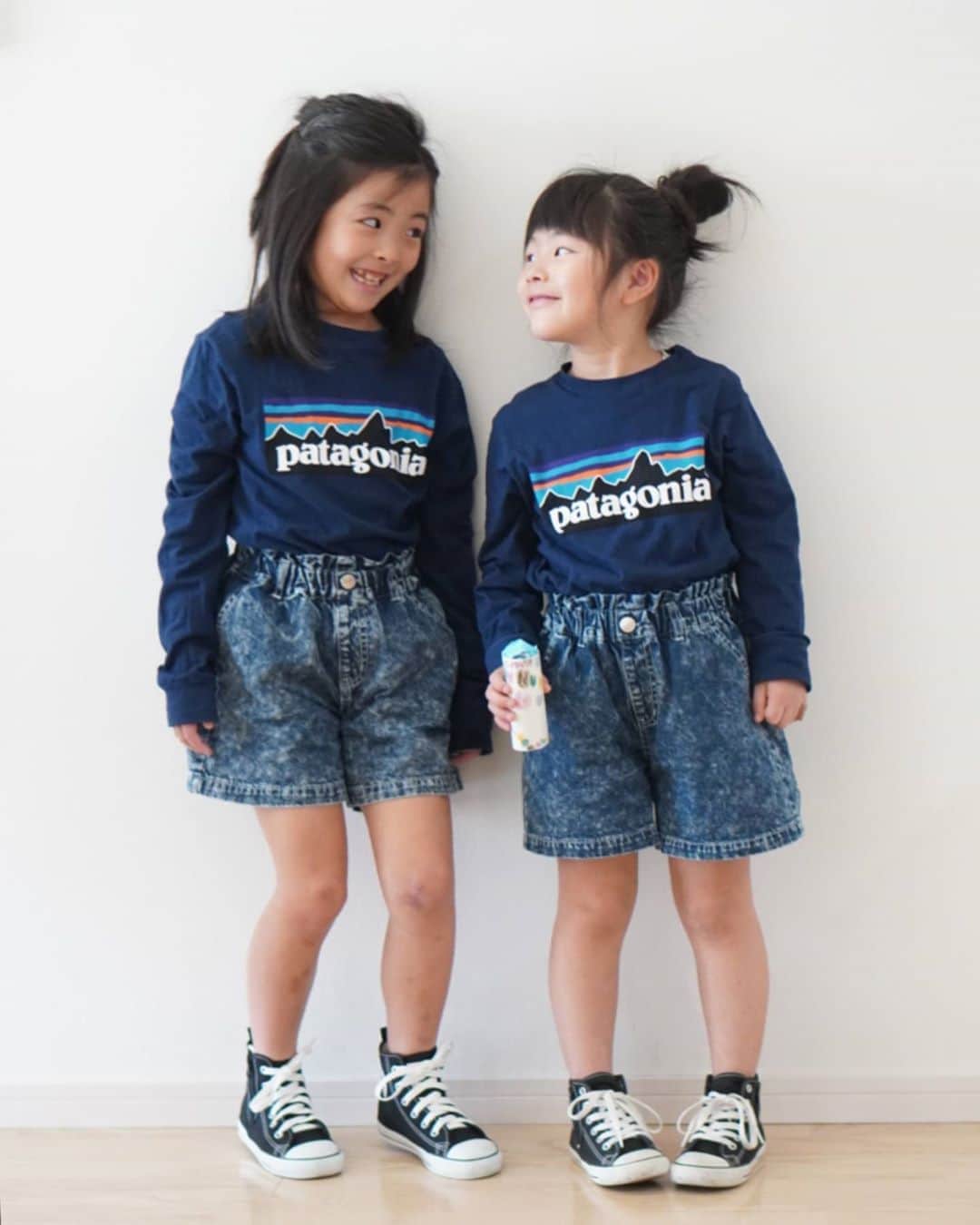 mocchiのインスタグラム：「2020.04.10 こんばんは🌝 ・ ・ 志村けんを知らない世代なのに、TikTokとかでアイーンを覚えてた😂 スワイプしてね👉 ・ ・ 去年サイズ間違えて買ったPatagoniaのロンT来年も着れそうな予感w ・ ・ 最近学童に行く時の服は自分で選んでもらうようにしてるんだけど 意外と良い組み合わせを持ってくるんだよね👏✨👏✨👏 ・ ・ 学童で毎回制作とかして帰ってきてて、本人も楽しそうで良かった！ ・ ・ 16日でこっちゃん、5歳のお誕生日なんだけど トイザらスで誕生日プレゼント選びに行きたいけど無理そうだなー😭 ・ ・ 本人は鬼滅の刃の人形が欲しいらしい🙄 そんなの売ってるのかな？？ ・ ・ #マジカルシェリー の質問で苦しいの苦手なんですが無理ですか？って質問頂いたんですが ワンサイズ大きめのを買うか ウエストのホックで調整出来るので、緩めて履くのが良いと思いますよー✨ @majicalsherry_lme ・ ストーリーに載せときました✨」