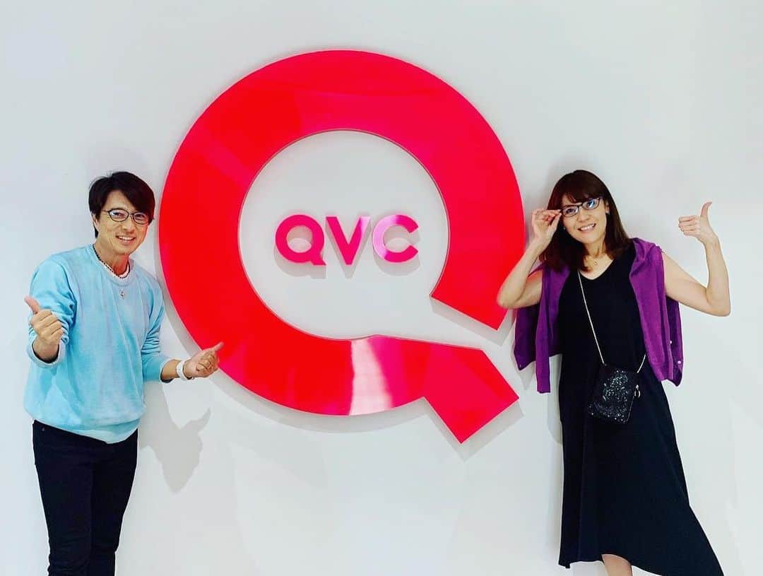 黒田アーサーのインスタグラム：「明日4月11日(土)18時から久しぶりにQVC生放送に出演します😊僕がアンバサダーを務める「EYEs CLOUD by Arthur.K」お洒落なクリアサングラスをご紹介します！是非見て下さいねー⤴️😉写真は前回ご一緒した長谷井ナビです❣️ #qvcジャパン  #4月11日 #18時から #eyescloud #arthurk  #クリアサングラス」