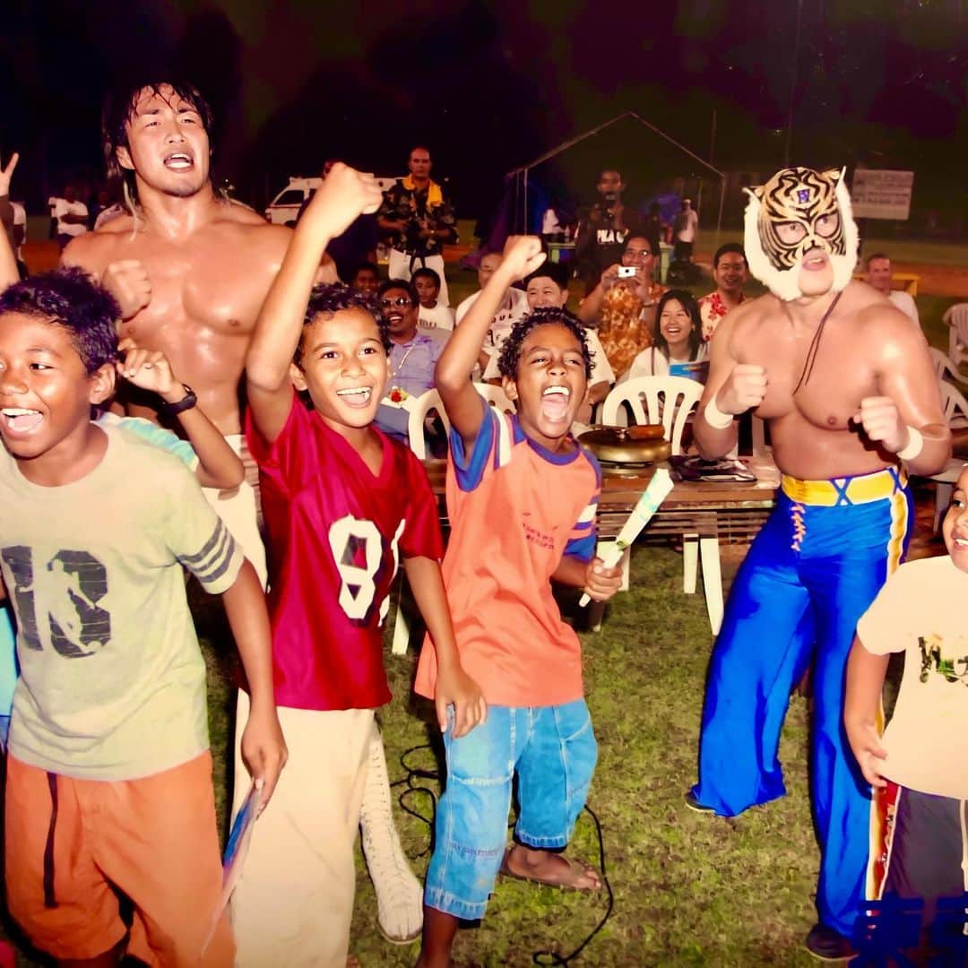 タイガーマスクさんのインスタグラム写真 - (タイガーマスクInstagram)「懐かしい写真シリーズ❗️ パラオで試合をした時のです。 棚橋君と組んで、相手は蝶野さんと…誰だったっけな？😅 子供達の声援が凄かったなぁ〜😌 またパラオに行きたいし、試合もしたい‼️ #タイガーマスク　 #tigermask #njpw  #パラオ #棚橋弘至」4月10日 19時50分 - tigermask.njpw_official