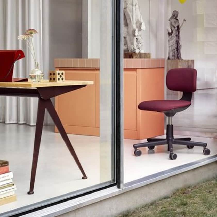Vitra Japanさんのインスタグラム写真 - (Vitra JapanInstagram)「ホームオフィスをより快適に、より健やかに﻿ ﻿ 自宅で仕事をすると、長い時間、同じ場所に座り続けてしまいがちです。ずっと同じ姿勢でいることは、腰痛など、健康を損なうリスクにもつながります。業務中も意識的に身体を動かすようにすること、また、自分に最適な椅子と机を選び、ホームオフィスの環境を整えることは、身体だけでなく心の健康を保つためにも重要な要素です。﻿ ﻿  ヴィトラは、ホームオフィスを快適で健やかに過ごすための製品をご提案します。﻿ ﻿  #Vitra #VitraJapan #VitraHomeOffice #WorkingFromHome #HomeOffice #OfficeChair #StayHome #Rookie #Physix #Allstar #.04 #PacificChair﻿  #ヴィトラ #ヴィトラジャパン #ホームオフィス #オフィスチェア #オールスター #フィジックス #ゼロフォー #パシフィックチェア #ルーキー﻿ #在宅勤務 #書斎 #新生活 #家具選び #模様替え #暮らしを楽しむ #モダンインテリア #インテリアデザイン #おうち時間」4月10日 19時50分 - vitra_japan