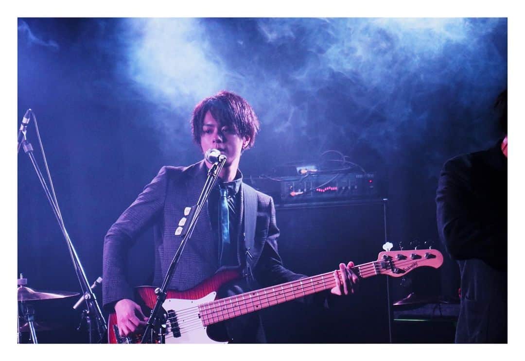 TAKUYAのインスタグラム：「ライブの写真だけでも発信していこう💡 過去のセッションしてる動画とかも探して、また上げますね🧸 #ライブ#写真#カメラ #live#photography#band#japan#musician#bassist #Qyoto#bass#takuya」