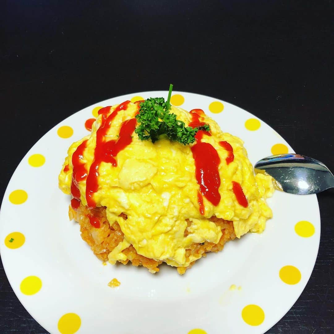 のインスタグラム：「これはマジで皆んなに食わせたい‼️ #ふわとろオムライス #得意料理 #ご飯多すぎた笑 #パセリも乗せてみた笑 #お家時間」