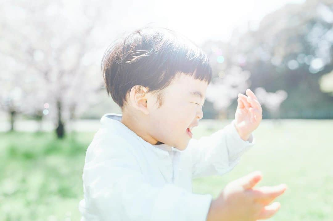 keiのインスタグラム：「. . . hang in there, the world! . . . #tokyocameraclub #whim_member #my_eos_photo #igersjp #good_portraits_world #japan_daytime_view #instagramjapan #ロケーションフォト #出張カメラマン #出張フォトグラファー #出張撮影 #フリーカメラマン #家族写真 #福岡写真部 #fukuoka #フォトグラファー #福岡カメラマン #福岡ママ #福岡市 #福岡 #ポートレート部 #ポトレ #ポートレート #福岡キッズ #出張フォト #マタニティ福岡 #コドモノ #バースデー #さくら #桜」