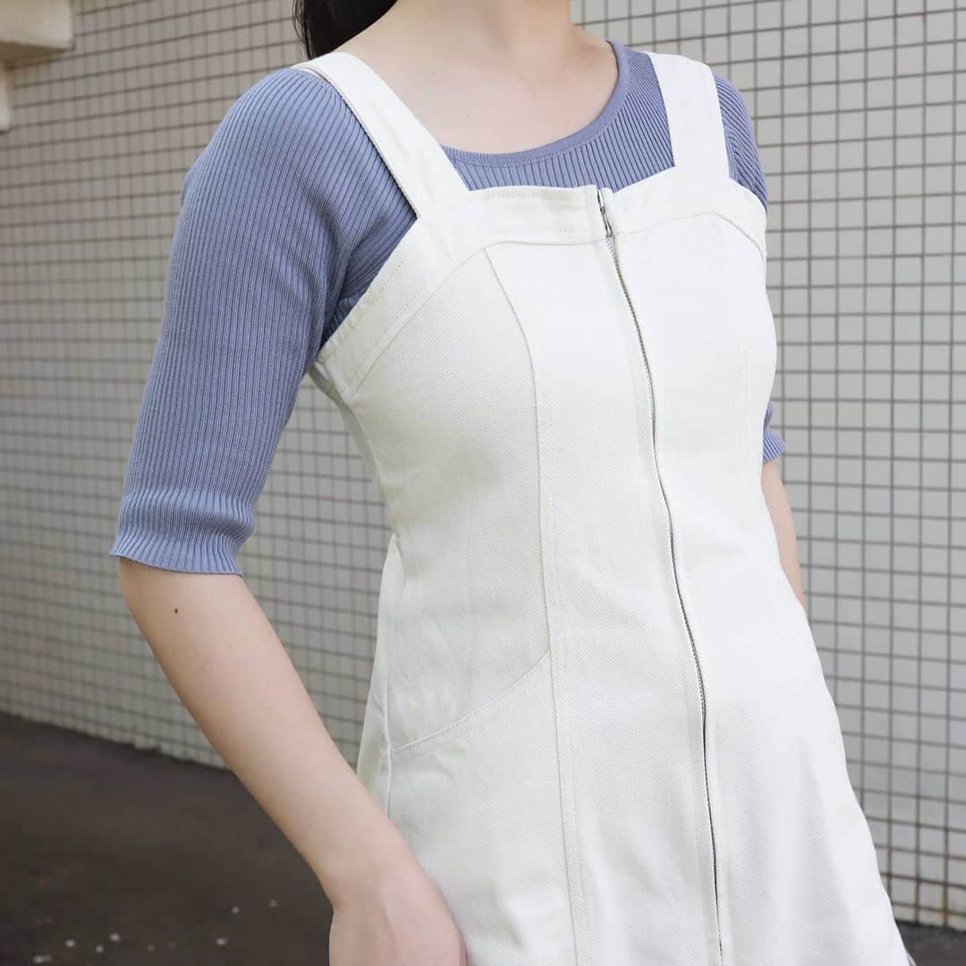 Eri Satoさんのインスタグラム写真 - (Eri SatoInstagram)「blue×ivoryコーデ · tops,one-piece: @fifth_store · お洋服はどちらもfifthのもの。 ネックの形がアシンメトリーでおしゃれな #イレギュラーネック5分袖ニット は 前から欲しいなーって思ってたの。 シンプルだから着回し効きそう！ くすみブルーも素敵😍 · 高身長さんが着ても丈長め！な、 #フロントスリットサロペットスカート は タイトに見えるけど後ろがゴムだから着やすいよ☺ どちらも40%OFFクーポン出てたよ🤐✨ · 5月8日(金)に、 fifthとJosie's RUNWAYのコラボアイテムが出るみたいです💛 どんなのか気になるなー🤗💓 · #fifth#fifthcollection #fifthtl#フィフス#カジュアル #トレンドカラー#ワンピース#高身長コーデ#ママコーデカジュアルコーデ#ワンピースコーデ #春コーデ#fashion#ootd#outfit#code#coordinate#style#ファッション#コーディネート#コーデ#プチプラ#プチプラコーデ#シンプルコーデ#mamagirl#locari#partegram#カジュアル#お洒落さんと繋がりたい」4月10日 20時08分 - satoeri626