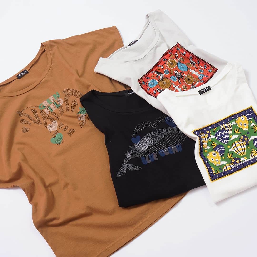 marbleSUD(マーブルシュッド) のインスタグラム：「2020盛夏コレクションより早くも新作のTシャツが登場です。  marble SUD初期の懐かしさ！文字で動物を描いたデザインがmarble SUDらしいリバイバルシリーズと、東アフリカの民族布「カンガ」からインスピレーションを受けて描かれたインパクト大！の2シリーズ。  異なる魅力がキラリと光ります。あなたはどっち派？」