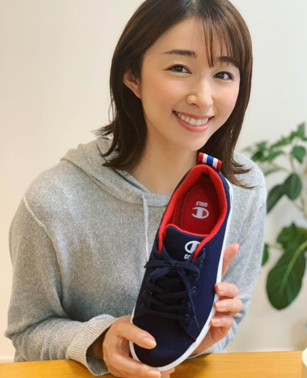 森木美和さんのインスタグラム写真 - (森木美和Instagram)「今日発売‼️✨﻿ @victoriagolf_official ﻿ C GOLFの限定ゴルフシューズ🏌️‍♀️❤️﻿ ﻿ カジュアルなデザインで、練習場でもゴルフ場でも使いやすそう！☺️✨﻿ ﻿ 耐久性、撥水性もあるスパイクレスシューズ☺️💓たくさん使います‼️❤️﻿ ﻿ 私の選んだネイビーカラーは、﻿ カカト部分のデザインカラーも可愛いくて、ゴルフコーデもしやすいデザイン❤️﻿ ﻿ ﻿ #ゴルフシューズ ﻿ #スパイクレス ﻿ #スパイクレスシューズ﻿ #限定モデル ﻿ #別注 ﻿ #ヴィクトリアゴルフ﻿ #victoriagolf ﻿ #vg_fashion ﻿ #cmpgolf ﻿」4月10日 20時17分 - miwamoriki