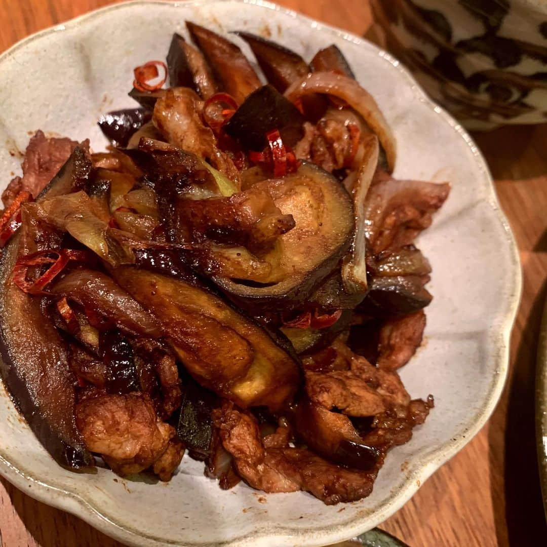 GENKINGの釜飯さんのインスタグラム写真 - (GENKINGの釜飯Instagram)「茄子の味噌炒め🍆 茄子と好きな具材炒めて、味噌、砂糖、みりん、酒で味付け❣️ 私は白砂糖は一切使わないので、ずっとラカントSだよ😁 #genkingkitchen  #おうちごはん」4月10日 20時19分 - genkingkitchen