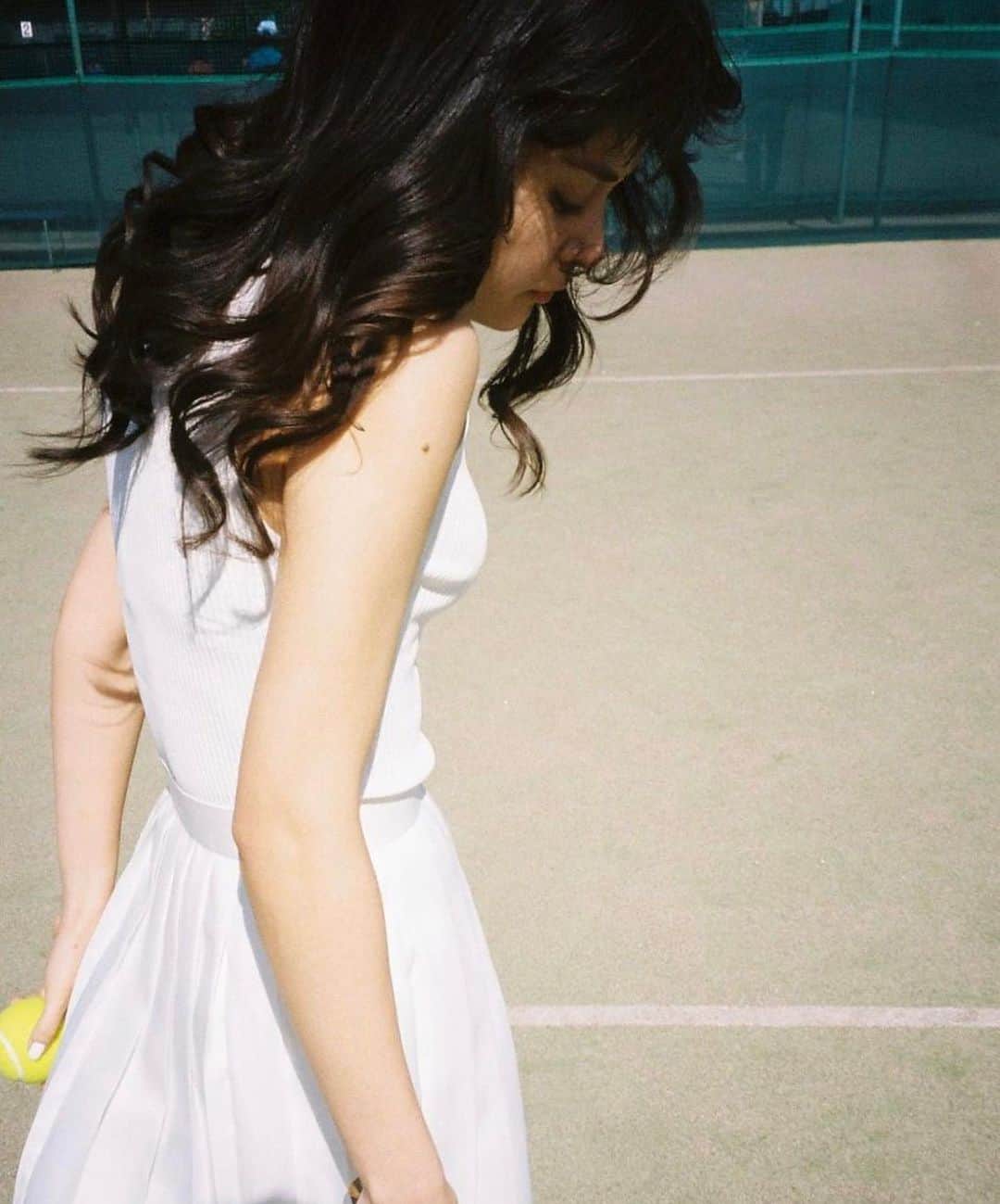 エイミーのインスタグラム：「ボールはどこへ飛んでったかなー🎾」