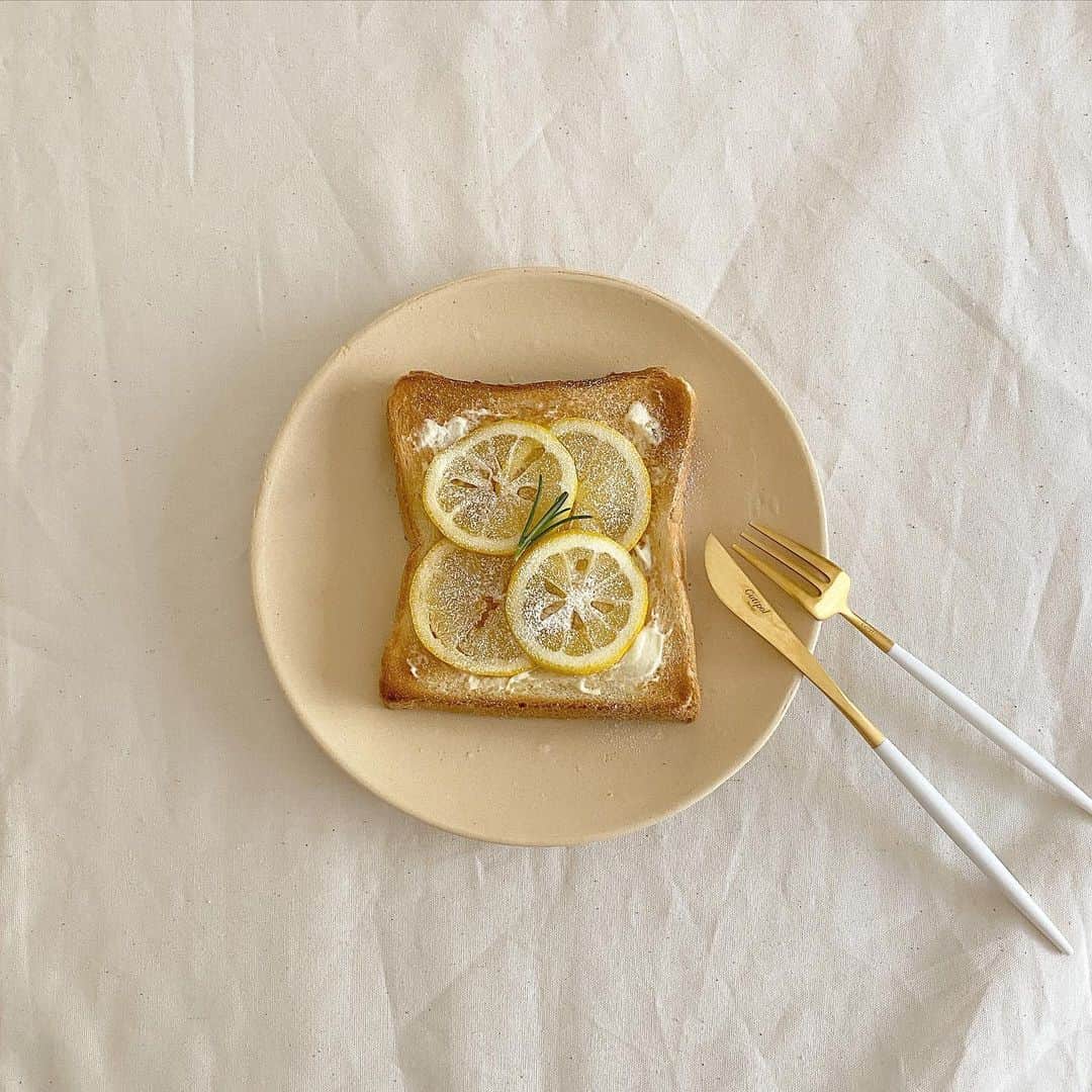 ムサシさんのインスタグラム写真 - (ムサシInstagram)「. lemon toast 🍋𓂅𓂅 トーストにクリームチーズ塗って はちみつにつけておいたレモン のせるだけで簡単＆美味しい🤍  #musa_cook #レモントースト#トースト #おうちカフェ#おうち時間」4月10日 20時22分 - ___musashi.___