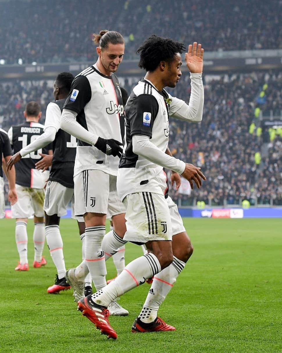 ユヴェントスFCさんのインスタグラム写真 - (ユヴェントスFCInstagram)「👨‍🏫 @cuadrado: online teacher explaining the exercise 👨‍💻 @adrienrabiot_25: me, pretending to follow the lesson...」4月10日 20時33分 - juventus