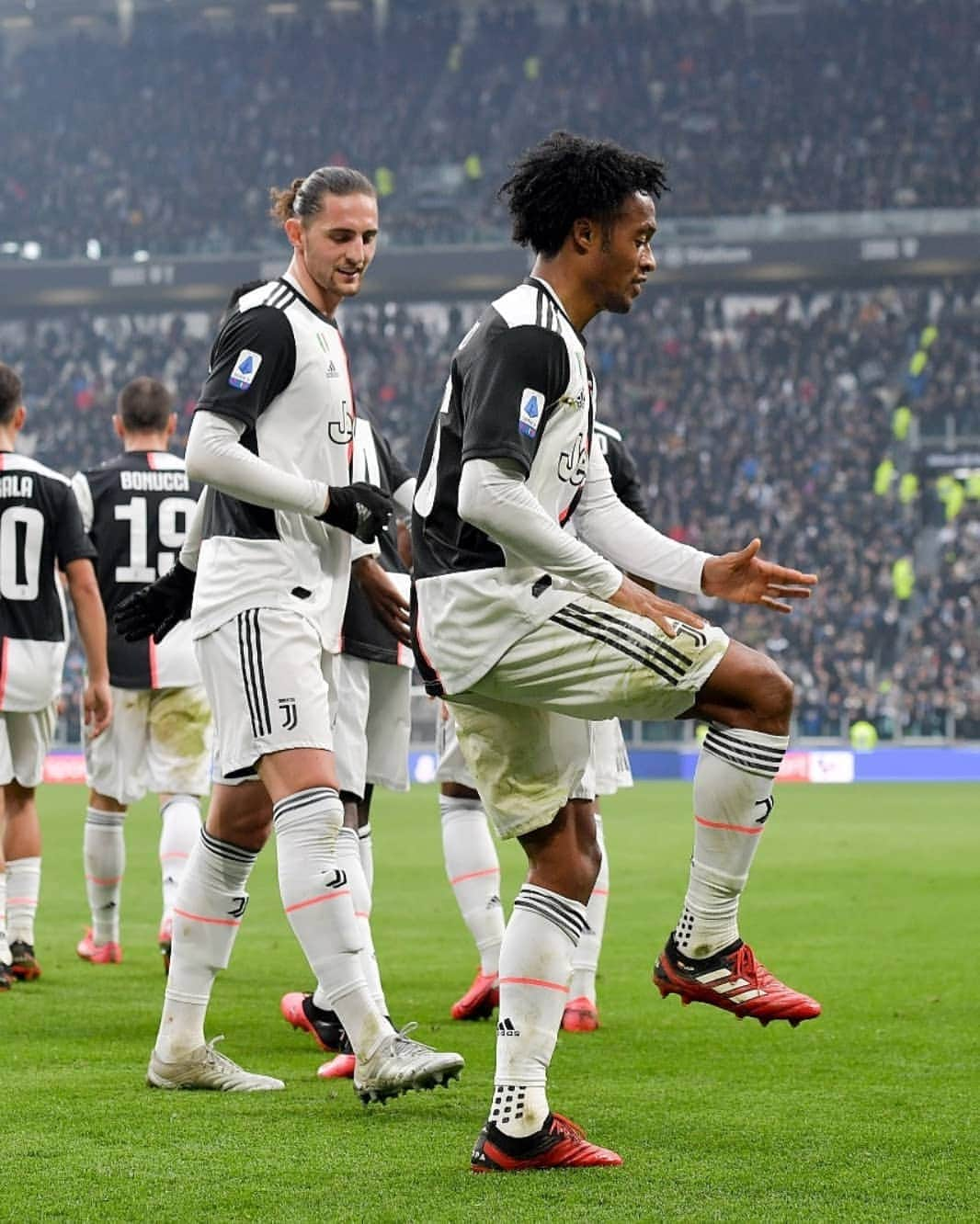 ユヴェントスFCさんのインスタグラム写真 - (ユヴェントスFCInstagram)「👨‍🏫 @cuadrado: online teacher explaining the exercise 👨‍💻 @adrienrabiot_25: me, pretending to follow the lesson...」4月10日 20時33分 - juventus