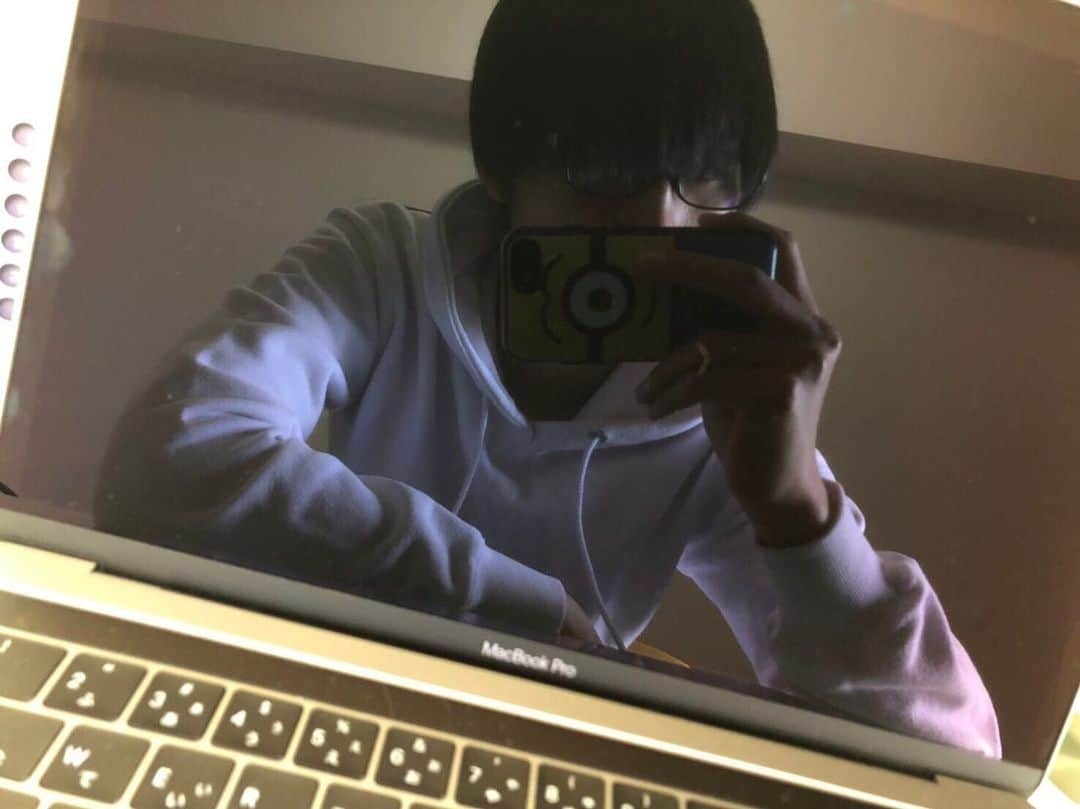 飯島颯さんのインスタグラム写真 - (飯島颯Instagram)「あたらしい相棒💻  #5月からオンライン授業 #みんなはMac派？Windows派？ #飯島颯#superdragon」4月10日 20時30分 - hayate_kumakun_official