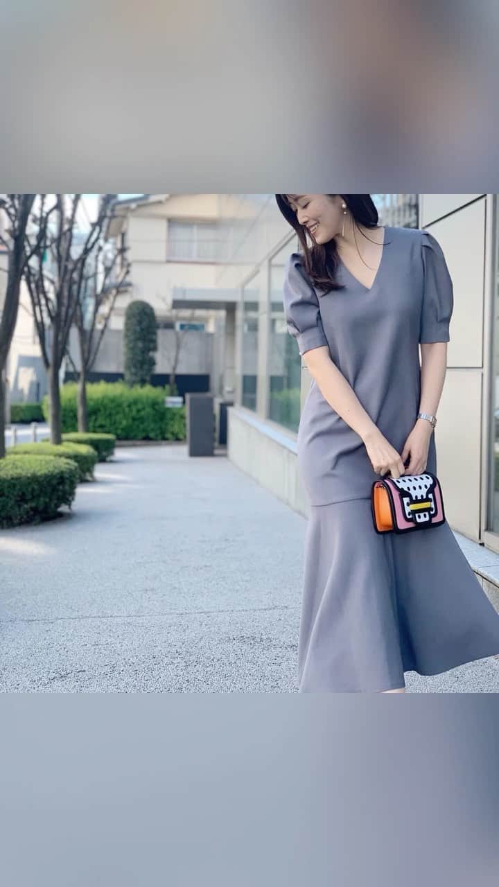 のインスタグラム：「カーヴィーに見えるマーメイドシルエットとギャザーショルダーが特徴の美ラインOPです。」