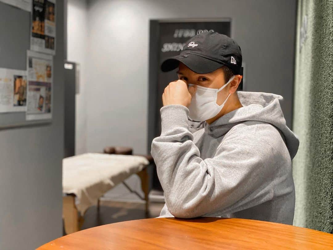 島村麗乃のインスタグラム：「﻿ ﻿ ﻿ ﻿ ﻿ ﻿ インスタライブのトレーニングを﻿ 毎日21:00にやっています☺︎﻿ ﻿ ﻿ ﻿ パーソナルトレーナーや﻿ 個人事業主は﻿ この時期仕事がゼロに﻿ なることもあると思います﻿ なので今日はYouTubeに﻿ トレーナーや個人事業主向けに﻿ 給付金や申請について﻿ お話しさせていただきました☺︎﻿ ﻿ ﻿ ﻿ 専門家ではないので﻿ 詳しくはお話しできませんが﻿ 少しでもトレーナー達の﻿ マネーリテラシーが﻿ 高まると幸いです☺︎﻿ ﻿ ﻿ ﻿ 本当に詳しいことは﻿ 市町村区の役所か﻿ 税理士などお金の専門家に﻿ お問い合わせ下さい☺︎﻿ ﻿ ﻿ ﻿ この時期、、﻿ 鬱になりがちですよね！﻿ 可能なら毎日日光を浴びに﻿ 3つの密を守りながら﻿ お散歩しましょう☺︎﻿ ﻿ ﻿ ﻿ 免疫を上げるには﻿ 適度な運動と﻿ 適度な食事と﻿ 適度な休養﻿ が大事です☺︎﻿ ﻿ ﻿ ﻿ バランスよく毎日過ごしていきましょう☺︎﻿ ﻿ ﻿ ﻿ トレーニングにチャレンジしたら﻿ みんなでシェア、タグ付けして﻿ 健康を広めていきましょう！﻿ ﻿ ﻿ ﻿ アルコール消毒や﻿ マスクの他にも﻿ できる事はたくさんあります！﻿ ﻿ ﻿ ﻿ いつも健康をありがとう☺︎﻿ ﻿ ﻿ ﻿ ﻿ ﻿ ﻿ ﻿ ﻿」