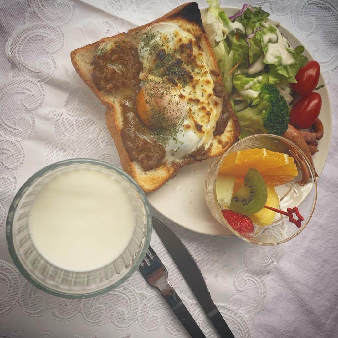 菅真鈴さんのインスタグラム写真 - (菅真鈴Instagram)「.﻿ ﻿ いつかの朝ごはん🥣﻿ ﻿ #朝ごはん #ごはん #あさごはん #plate #朝ごはんプレート #breakfast #moaning #パン #fruits #salad #milk #cheese #knife #folk #🍴 #🥪 #おうち時間 #おうちごはん #curry#まりりんの食」4月10日 20時38分 - cq_marin_s