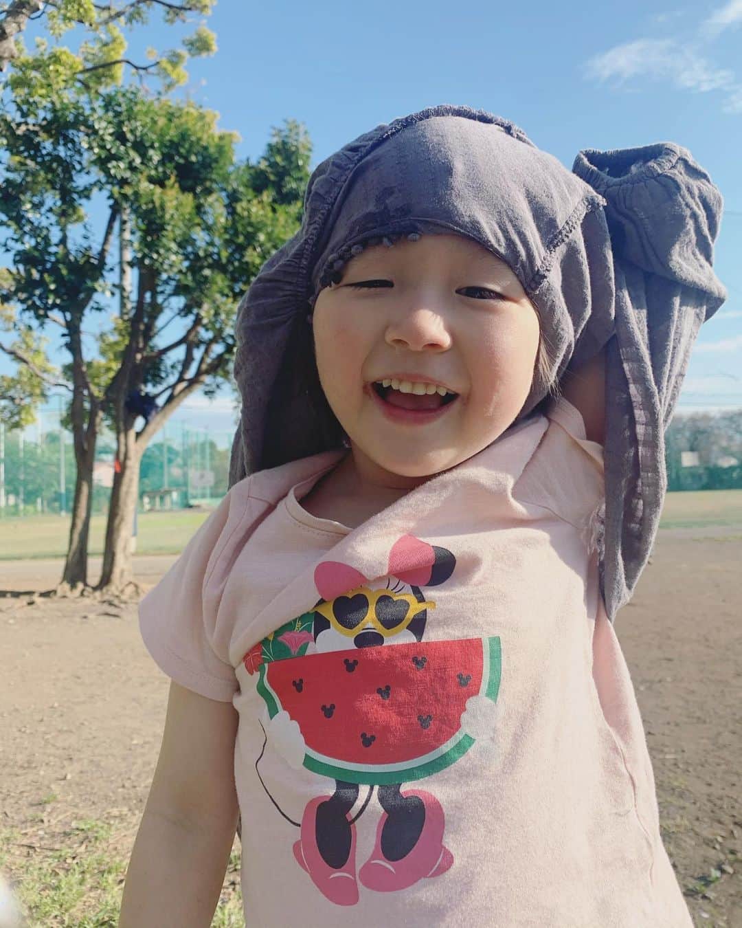 坂本美雨さんのインスタグラム写真 - (坂本美雨Instagram)「空いてる時間を狙って公園に連れ出す毎日… 暑い！脱ぐ！とすきあらば脱ごうとする人との攻防、、、 #今日のなまこちゃん #4歳8ヶ月」4月10日 20時46分 - miu_sakamoto