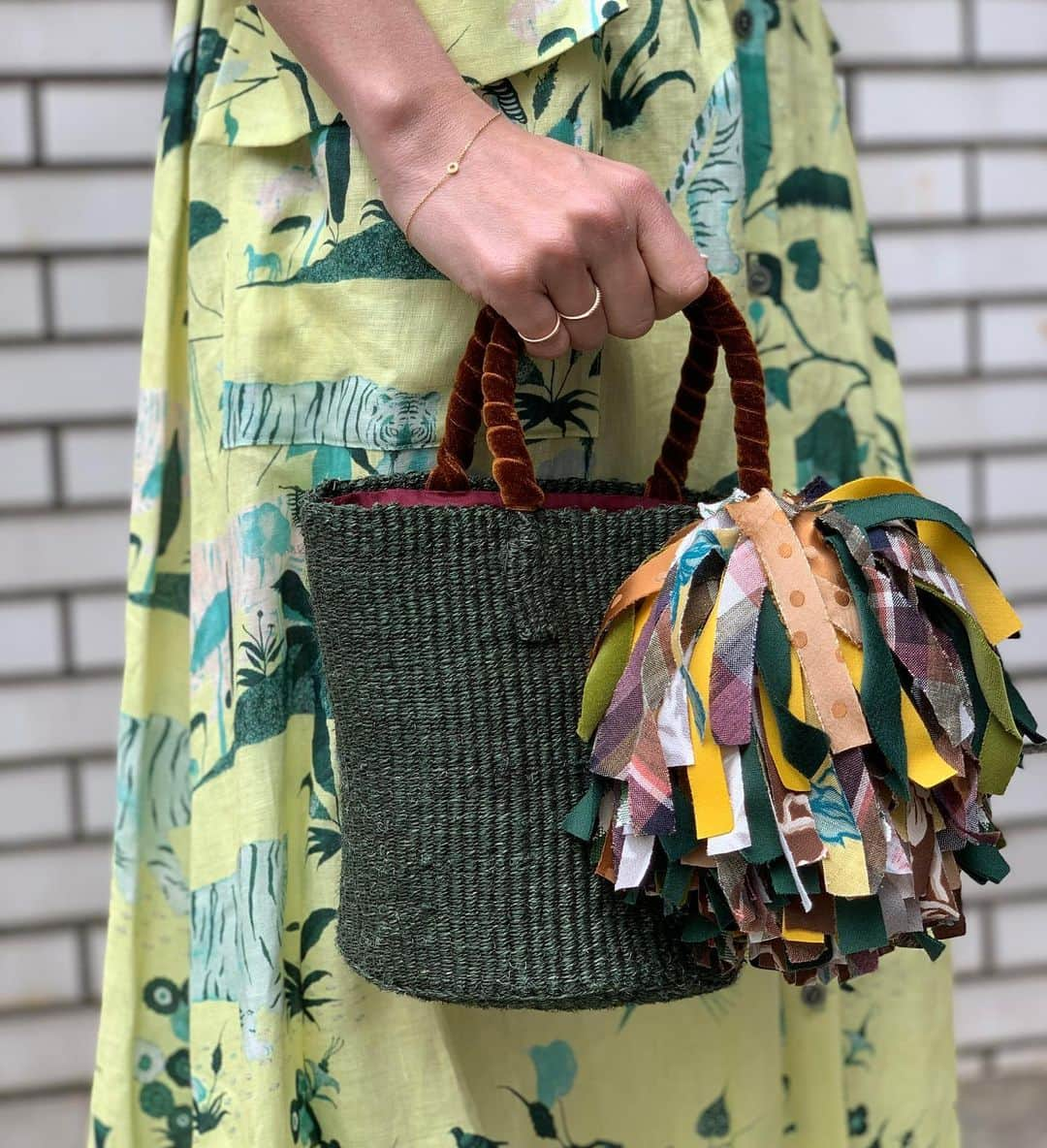 丸山敬太さんのインスタグラム写真 - (丸山敬太Instagram)「. SUSTAINABLE TASSLE BASKET﻿ ﻿ 【SOLD OUT】 ﻿次回入荷まで再入荷リクエストボタンを タップしてお待ち下さい  ーーーーーーーーーーーーーーーーーーーーーーーー —NEWS—﻿ ﻿ 本日4月10日(金)21:00〜より﻿ KEITA MARUYAMAオンラインストアにて、﻿ SUSTAINABLE TASSEL BASKET販売スタート！﻿ ﻿ ﻿ アーカイブテキスタイルの端切れを利用して﻿ 作った、サスティナブルな大きなタッセルが揺れるサイザルカゴバッグ。﻿ 春夏を感じさせる彩り鮮やかなカラー。﻿ コンパクトなミニサイズと、便利な9インチサイズの2サイズ展開。﻿ ﻿ . -Price-﻿ ミニサイズ﻿ ¥20,000＋tax﻿ (こちらの写真はミニサイズとなります)﻿ ﻿ 9インチサイズ﻿ ¥25,000＋tax ﻿ ﻿ すべて一点一点ハンドメイドの為、若干色味など写真と異なる可能性がありますがご了承ください。﻿ ラインナップは一点ものも多いですが﻿ これから夏に向けて続々と入荷予定！﻿ 随時Instagram、オンラインストアをUPDATEしていきますのでチェックしてくださいね﻿ ﻿ 日々の生活を豊かに…﻿ お家でも買い物をぜひお楽しみください。 ﻿ ーKEITA MARUYAMA WEB STOREー﻿ https://store-keitamaruyama.com/pc/﻿ ﻿ トップ画面のHP URLからもアクセスいただけます。﻿ ﻿ ﻿ #keitamaruyama #stayhome #おうち時間﻿ #カゴバッグ #BAG #アーカイブ #刺繍 #金魚 #蝶々 #お花 #butterfly #flower #サスティナブル #happy #beautiful #spring#summer #fashion #日本  #basketbag #モールワッペン #タッセル #tassel #embrodery #パラダイス﻿」4月10日 20時52分 - keitamaruyama_official