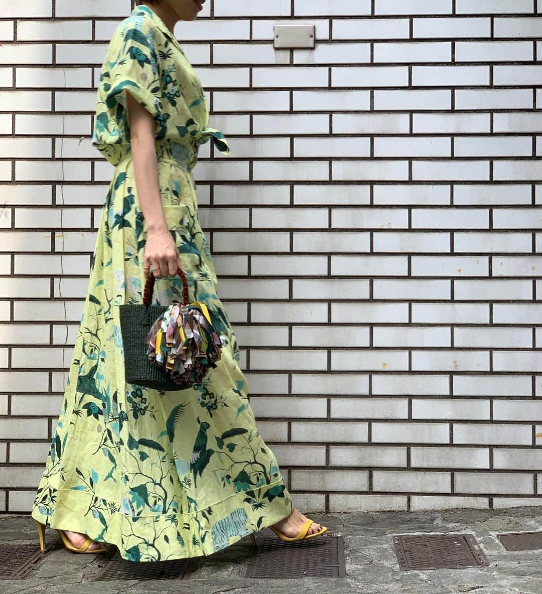 丸山敬太さんのインスタグラム写真 - (丸山敬太Instagram)「. SUSTAINABLE TASSLE BASKET﻿ ﻿ 【SOLD OUT】 ﻿次回入荷まで再入荷リクエストボタンを タップしてお待ち下さい  ーーーーーーーーーーーーーーーーーーーーーーーー —NEWS—﻿ ﻿ 本日4月10日(金)21:00〜より﻿ KEITA MARUYAMAオンラインストアにて、﻿ SUSTAINABLE TASSEL BASKET販売スタート！﻿ ﻿ ﻿ アーカイブテキスタイルの端切れを利用して﻿ 作った、サスティナブルな大きなタッセルが揺れるサイザルカゴバッグ。﻿ 春夏を感じさせる彩り鮮やかなカラー。﻿ コンパクトなミニサイズと、便利な9インチサイズの2サイズ展開。﻿ ﻿ . -Price-﻿ ミニサイズ﻿ ¥20,000＋tax﻿ (こちらの写真はミニサイズとなります)﻿ ﻿ 9インチサイズ﻿ ¥25,000＋tax ﻿ ﻿ すべて一点一点ハンドメイドの為、若干色味など写真と異なる可能性がありますがご了承ください。﻿ ラインナップは一点ものも多いですが﻿ これから夏に向けて続々と入荷予定！﻿ 随時Instagram、オンラインストアをUPDATEしていきますのでチェックしてくださいね﻿ ﻿ 日々の生活を豊かに…﻿ お家でも買い物をぜひお楽しみください。 ﻿ ーKEITA MARUYAMA WEB STOREー﻿ https://store-keitamaruyama.com/pc/﻿ ﻿ トップ画面のHP URLからもアクセスいただけます。﻿ ﻿ ﻿ #keitamaruyama #stayhome #おうち時間﻿ #カゴバッグ #BAG #アーカイブ #刺繍 #金魚 #蝶々 #お花 #butterfly #flower #サスティナブル #happy #beautiful #spring#summer #fashion #日本  #basketbag #モールワッペン #タッセル #tassel #embrodery #パラダイス﻿」4月10日 20時52分 - keitamaruyama_official