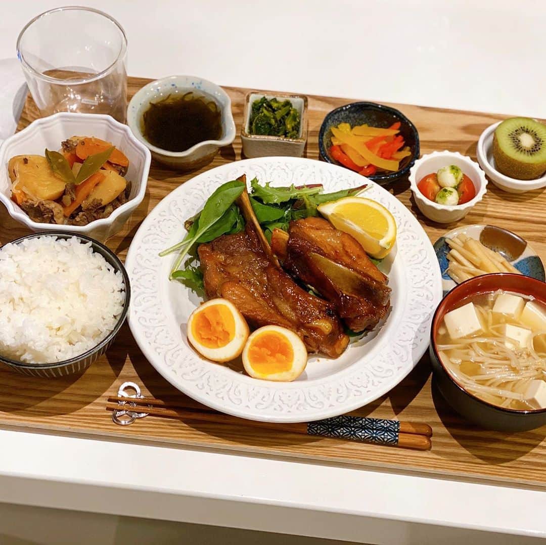 姫野れみのインスタグラム：「今日の #石毛家の食卓 👨🏿‍🍳♡ スペアリブが売っていたのでメインに🍴 一緒に煮込んだ卵と頂き物の"日本平ソーラーレモン"を添えて🍋 甘辛いタレにグツグツ1時間半煮込んだお肉と 酸っぱ過ぎないスッキリとしたレモンが 本当よく合って美味しかった〜♡ レモンがあるのとないのとでは大違い!! おかげ様で最高の１品になりました☺️✨  🍖#スペアリブ 🥔#肉じゃが 🥬#小松菜のからし和え 🌊#もずく酢 🌶#パプリカのピクルス 🥒#大根の皮の漬物 🍚#白米 🍲#豆腐のえのきの味噌汁 🍅#カプレーゼ (ジェノベーゼソース) 🥝#キウイ  #アスリートフードマイスター #料理 #和食 #夕食 #アスリート飯 #夕飯 #夜ご飯 #晩ごはん #夜ご飯 #夕ごはん #夜ごはん #和食ごはん #手作り料理 #手作りごはん #おうちごはん #レシピ #dinner #food #cooking」