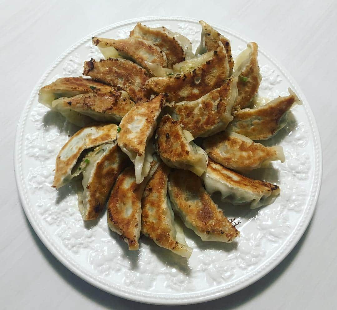 のインスタグラム：「今日の一品♪ #餃子 シンプルな簡単餃子を作りました☺️♪ タネは、 キャベツ、ニラ、豚ひき肉 味付けは、 みりん、料理酒、オイスターソース、 ごま油、すりおろし生姜、すりおろしニンニク、、鶏ガラスープの素 たくさん作って冷凍も出来るのでオススメです♪ 餃子を包むのは髙安関がとても上手なので、 お任せしました✨」