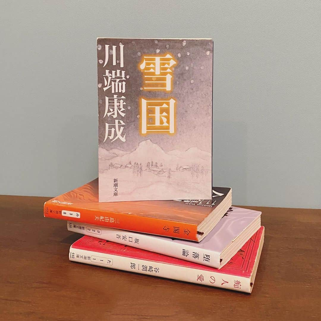 冨永愛さんのインスタグラム写真 - (冨永愛Instagram)「今回は近代文学部門　 近代文学といっても幅広いけど、難しいのは置いておいてまずは読みやすいものから！ #私の本棚シリーズ 📚 ※ 「雪国」川端康成　昭和12年 「金閣寺」三島由紀夫　昭和31年 「堕落論」坂口安吾　昭和21年 「痴人の愛」谷崎潤一郎　大正13年 ※ 「堕落論」は論説で小説ではないけれど"生きよ堕ちよ"という言葉に日本の今を重ねて勇気づけられる。 「雪国」はその時代の女性の哀しくも強く美しい描写が好き。 「金閣寺」「痴人の愛」共にここで私が手短に説明できるような内容ではない。読んでから暫く時が経っても忘れられない強烈な小説！ #stayhome #川端康成 #三島由紀夫 #坂口安吾 #谷崎潤一郎 #aitominaga #冨永愛 #日本文化 #近代文学」4月10日 20時57分 - ai_tominaga_official