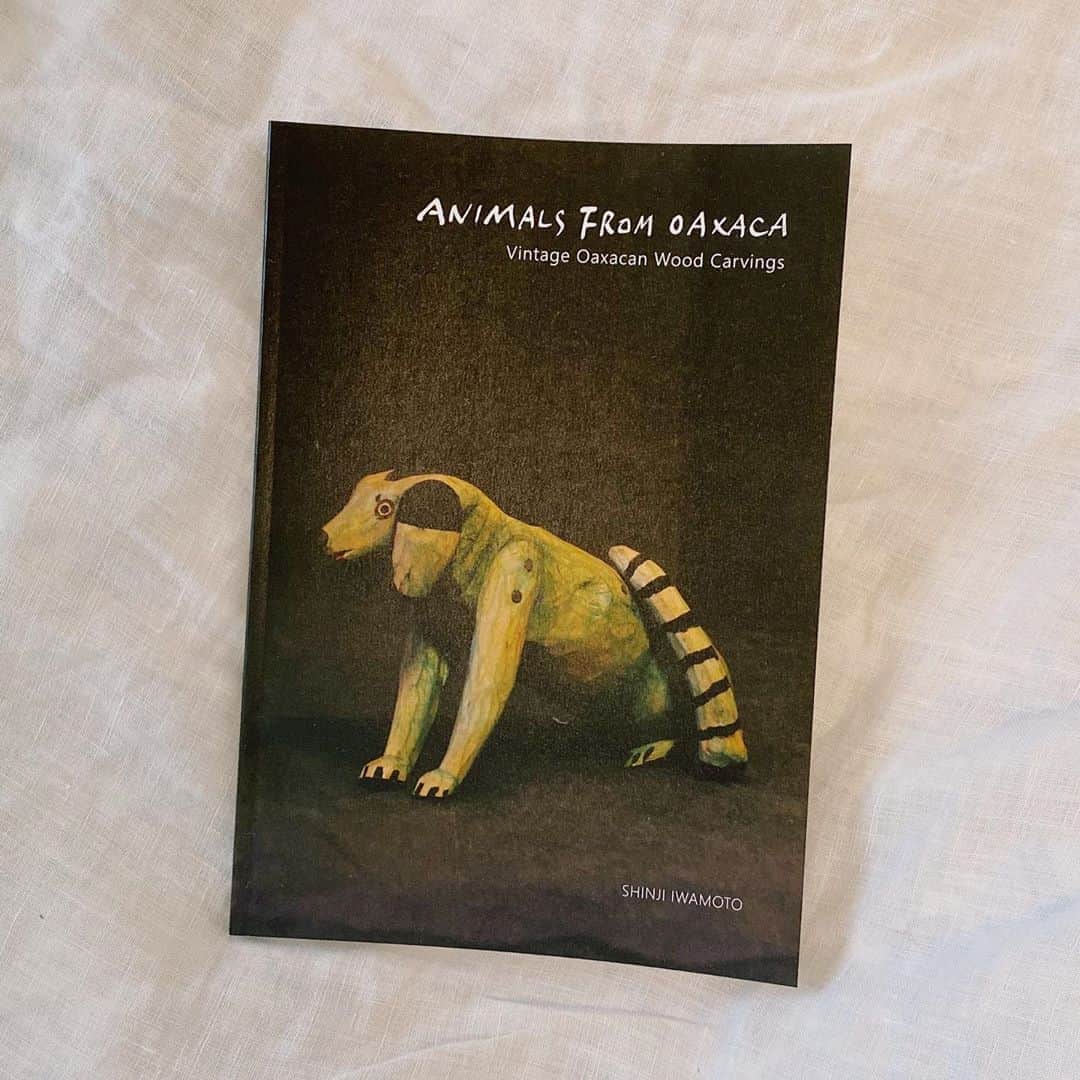 藤井祥子のインスタグラム：「@animalsfromoaxaca さんのオアハカンウッドカーヴィングZINEが届いた〜🐶📗 .  以前吉祥寺の @labrava_mexican_folk_art さんでやっていたマヌエルヒメネス展に行き損なったことを悔やんでいたのだけど、マヌエルヒメネス作品も沢山紹介されていて眼福でした👀💐 尻尾ひとつでも、はめ込み型や釘で打ち付けた物、胴体と繋がってる物など表現が様々なことを改めて面白いなぁと思い、手持ちのオアハカ産の木彫り動物を再度まじまじと見てみた。 犬の尻尾や牛の角や耳の部分ははめ込み型で、牛の彩色部分は購入した当初より経年変化してきていて、だんだん色味が少しポップになってきてる感。 あとやっぱりオアハカンウッドカーヴィングの、目の表現がどれも好きだなぁ。うちの牛は目の輪郭にだけ彫りが入っている。 はぁ〜可愛い☺️🐄🐕. . .  #オアハカンウッドカーヴィング」