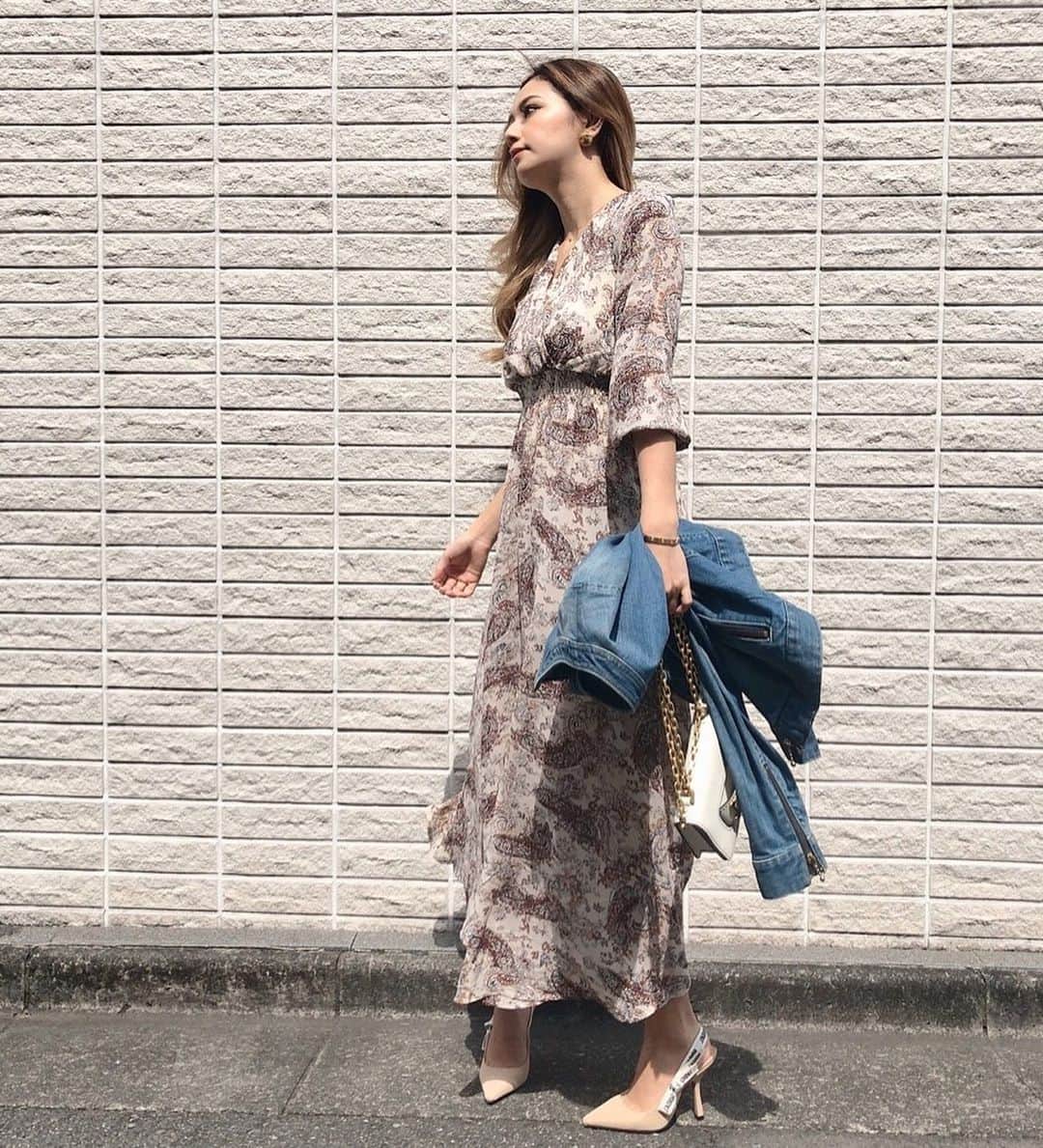 椿彩加のインスタグラム：「. 最近天気もよくてあったかくなってきたけど 自粛期間で仕事もお家だから スーパー行く時とかふて君のお散歩の時とかだけでも 春服来て軽くメイクするようにしてるよ🌼 . 👗 @fifth_store  いつもと雰囲気変えてみたくて 届いたのさっそく着てみた💓 後ろのリボンアウター脱いでも かわいいからお気に入りっ . #fifth #fifthtl #フィフス #エスニックプリントカシュクールワンピース #春コーデ #ワンピース #コーデ #spring #coordinate #お散歩 #スタイル」