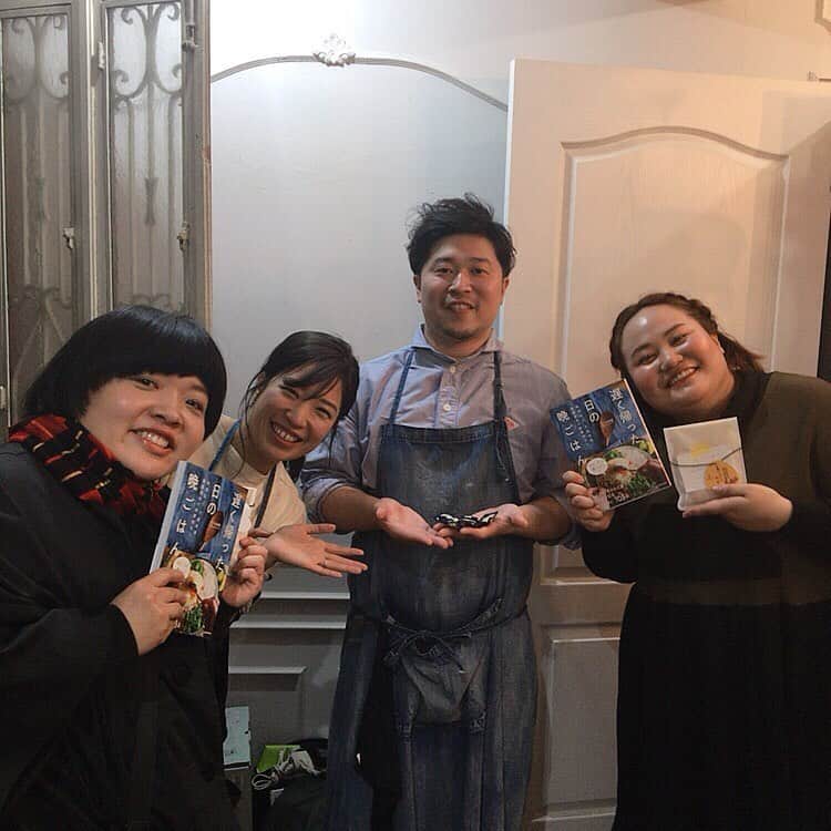 おかずクラブのインスタグラム：「自粛中ですがお元気ですか？ オカリナです。  だいぶ前にTOFFYの部屋の撮影でお世話になったインスタグラマーさんとお写真。  本も頂きましたよ！！ ぐっち夫婦さんと 植木さん  どちらも短時間で美味しそうな料理作って下さって嬉しかったです！！ お休みが続きますが皆でお部屋にこもって料理でも作りましょう！！ #TOFFYの部屋  #ぐっち夫婦さん  #植木俊弘さん」