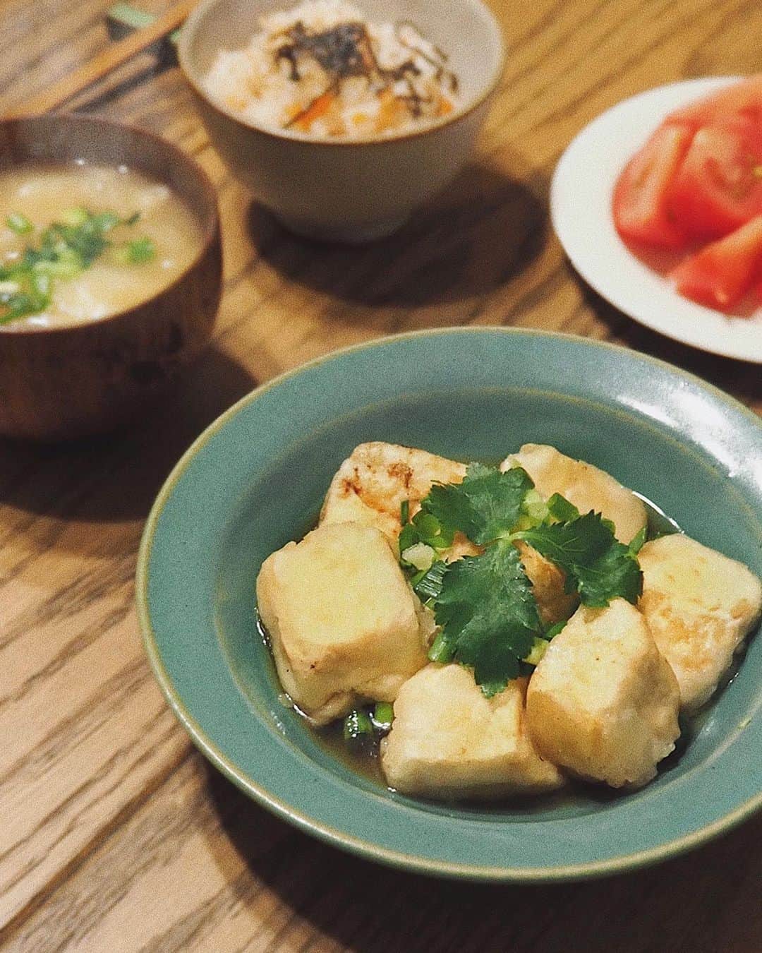 猪鼻ちひろのインスタグラム：「🧚🏻‍♀️🍚 ①超簡単！揚げない #揚げ出し豆腐！ これほんっと簡単すぎて美味しいのよ〜  じゃがいもと玉ねぎのたっぷりお味噌汁と 冷凍しておいた鮭ごはんで手抜き👌🏻 ②昨日アップした #大根の肉巻き まとめちゃった！ (ふたつともブログにレシピ載せました！) ③お昼は #パスタ つくりがち 手作り #ミートソース 玉ねぎと椎茸たっぷり入れたら美味しい説 ④〜⑥家族全員大集合して乾杯しながらごはん。全員　対　甥っ子　です。笑 甥っ子との電話が毎日の癒しです。 👶🏻👩🏻👨🏻🧑🏻👩🏻‍🦰👵🏻🧓🏻👴🏻 #インスタライブ で #三つ葉インフルエンサーとネギが似合いますねって言われちゃったけれど←かなりの数あったけど褒めてないでしょ！笑 #ここまできたら三つ葉とネギをもっと愛したいね♡ #ちひろのごはん #ちひろkitchen」