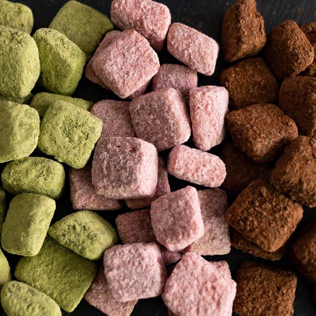 のインスタグラム：「YouTube "Chocolate Cacao"  春の三色チョコラスク 3 colors Mini chocolate rusk  YouTube  https://youtu.be/iaEcR6y8NmM  #Youtube #youtuber #ASMR #chocolate #cocoa #チョコレート #カカオ  #foodie #dessertporn #レシピ #スイーツ #yummy #recipe #howtomake #簡単レシピ #おうちカフェ #おうち時間 #おうちで過ごそう #rusk #ラスク #ルビーチョコレート #rubychocolate #matcha #matchachocolate #spring #春」