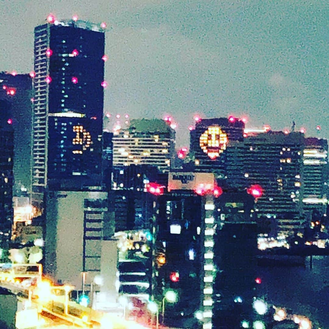 マッコイ斉藤さんのインスタグラム写真 - (マッコイ斉藤Instagram)「ビルが笑ってるよ！ホテルかな？」4月10日 21時09分 - maccoi_saito