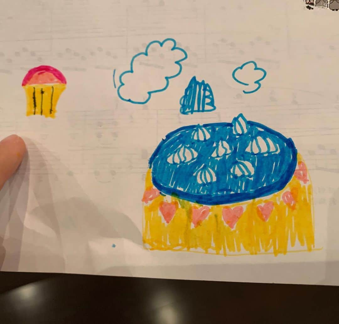 五月女ケイ子のインスタグラム：「天使が作ったケーキを想像したのだそう。青空クリームなのだそう。」