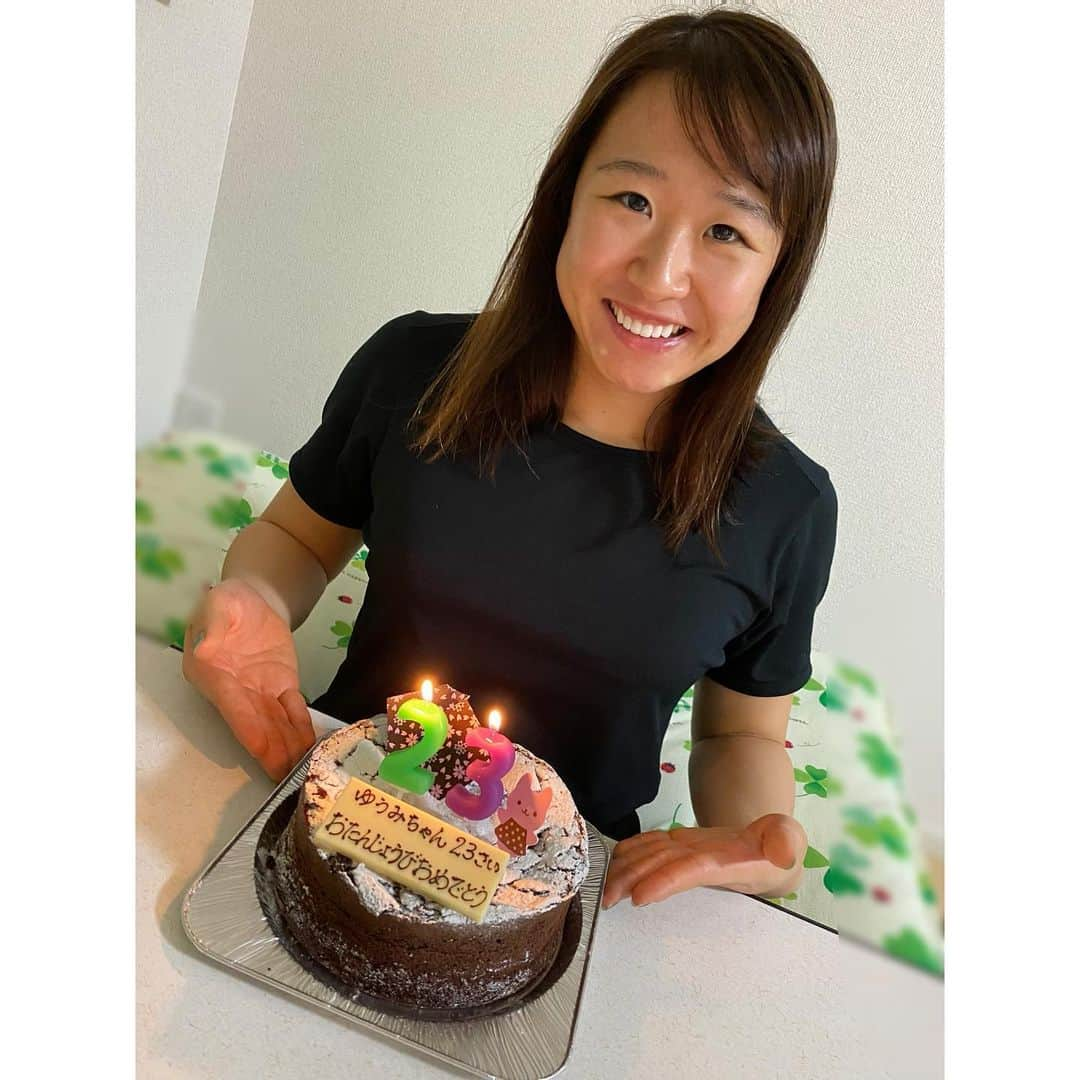 梶原悠未さんのインスタグラム写真 - (梶原悠未Instagram)「🎂🥳 本日23歳になりました✌️ 産んでくれ、育ててくれた両親に感謝し、1年間の抱負を考える #おうち時間 になりました！ . 今日1日は、お花やプレゼントが自宅に届いたり、サプライズ動画をいただき、笑顔涙でいっぱいの誕生日を迎えることができました🥺😭 祝福してくださり、ありがとうございます‼︎ . たくさんの方々に支えられ、応援していただいていることを実感しました。 . 新型コロナウィルスの感染拡大が収束した時には、最速の梶原悠未を皆様にお見せできるよう、着々と準備していきたいと思います。 . 雲の上には青空が広がっています。 いつか必ず雲がはけ、青空が広がることを信じて、今は皆で協力して乗り越えましょう！」4月10日 21時17分 - yumi_kajihara